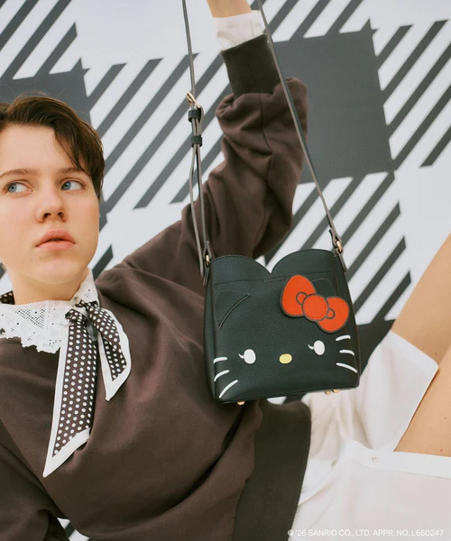 日本預訂📍日本VIS x Hello Kitty別注系列 - 大頭圖案斜咩袋 不包郵