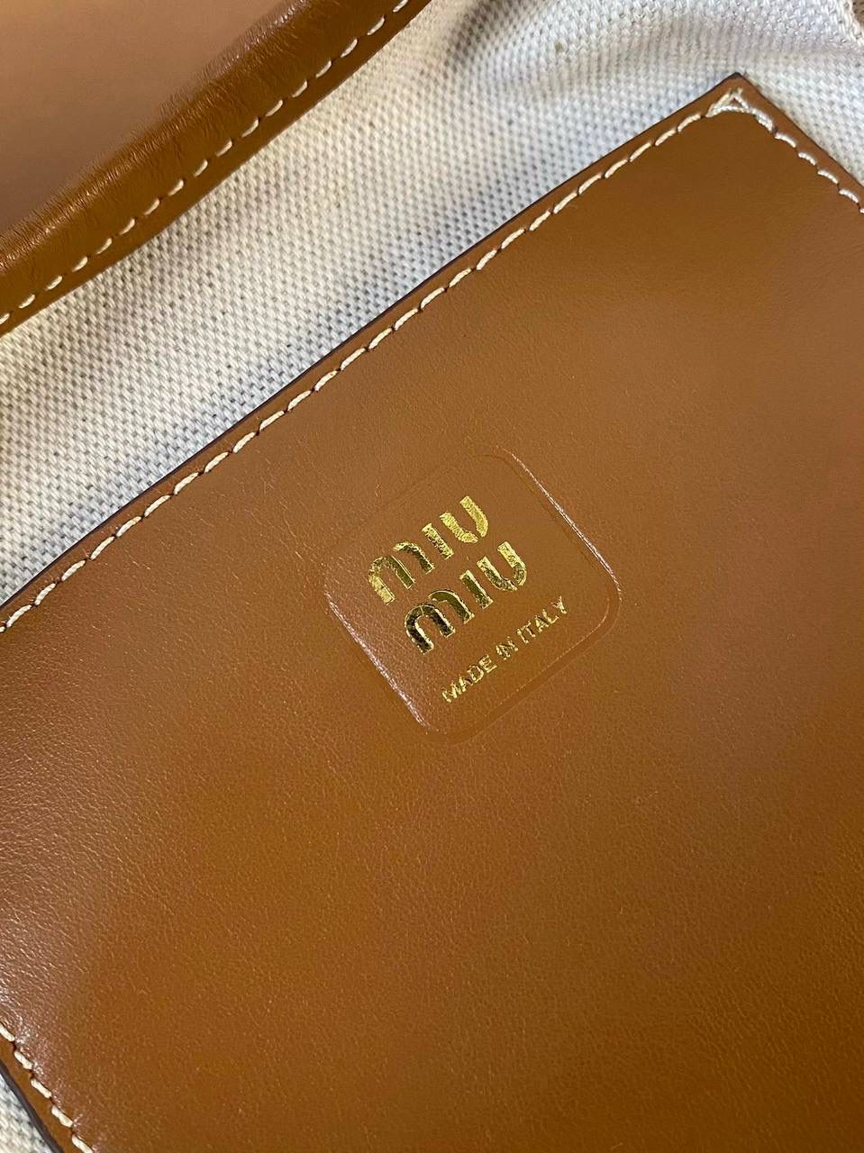 🈶干邑色 𝗠𝗶𝘂𝗠𝗶𝘂托特 缩小版的ivy来噜 真的是除了可爱还是可爱！ 感觉谁背都是萌萌哒hahaha～ 这种siza就不挑身高了，没有局限 还有肩带，除了手拿斜挎也巨好看 容量小包里算不错的了，日常外出足够，能放pro max 20×24cm #F0110m