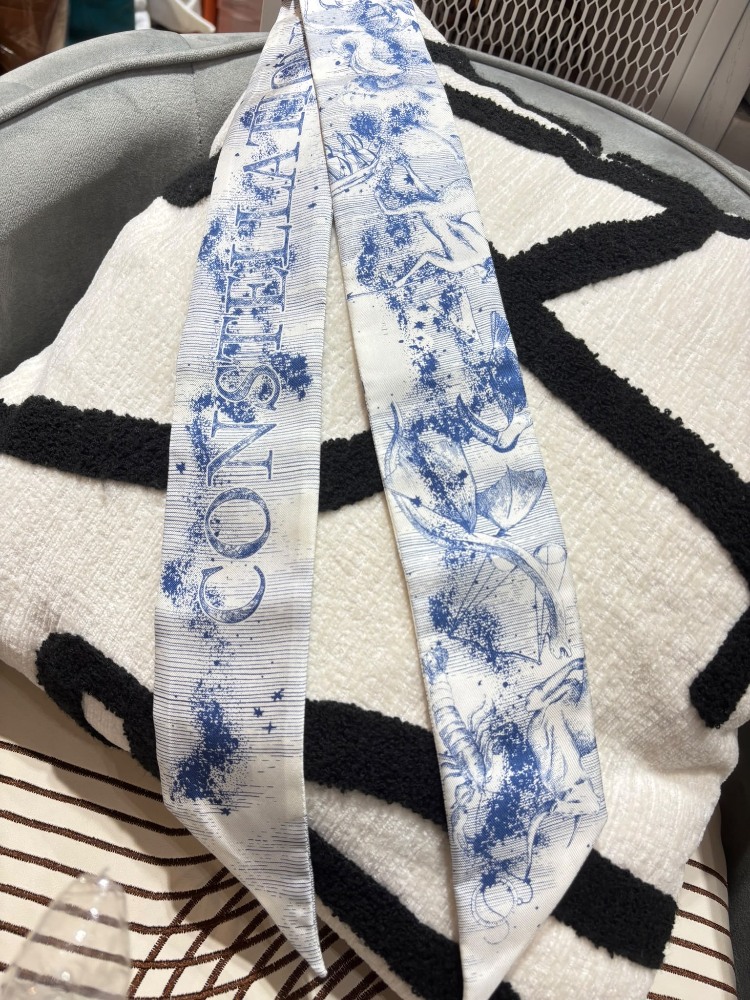 Christian Dior Twilly Toile de Jouy Sauvage Mitzah 絲巾 象牙色和海軍藍斜紋真絲 100%Authentic,98%new