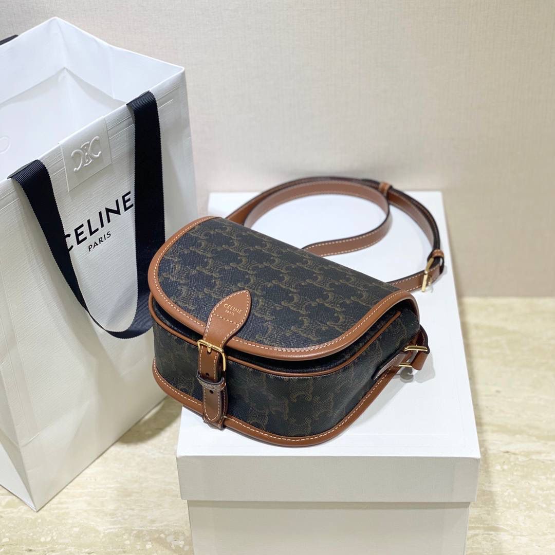 🔥大货实拍图 𝗖𝗘𝗟𝗜𝗡𝗘 ♥ 𝗧𝗥𝗜𝗢𝗠𝗣𝗛𝗘 𝗖𝗔𝗡𝗩𝗔𝗦 𝗙𝗢𝗟𝗖𝗢 马鞍包在IT Bag的世界里总是占着一席之地，经典百搭 经得起时间的推敲，被喻为行走的气质神器 ，FOLCO流畅圆润的包身线条和凯旋门老花设计搭配老式旅行箱开口扣，让人轻松get俏皮复古摩登的画报女郎。 型号：191502 尺寸：18*17*6.5cm