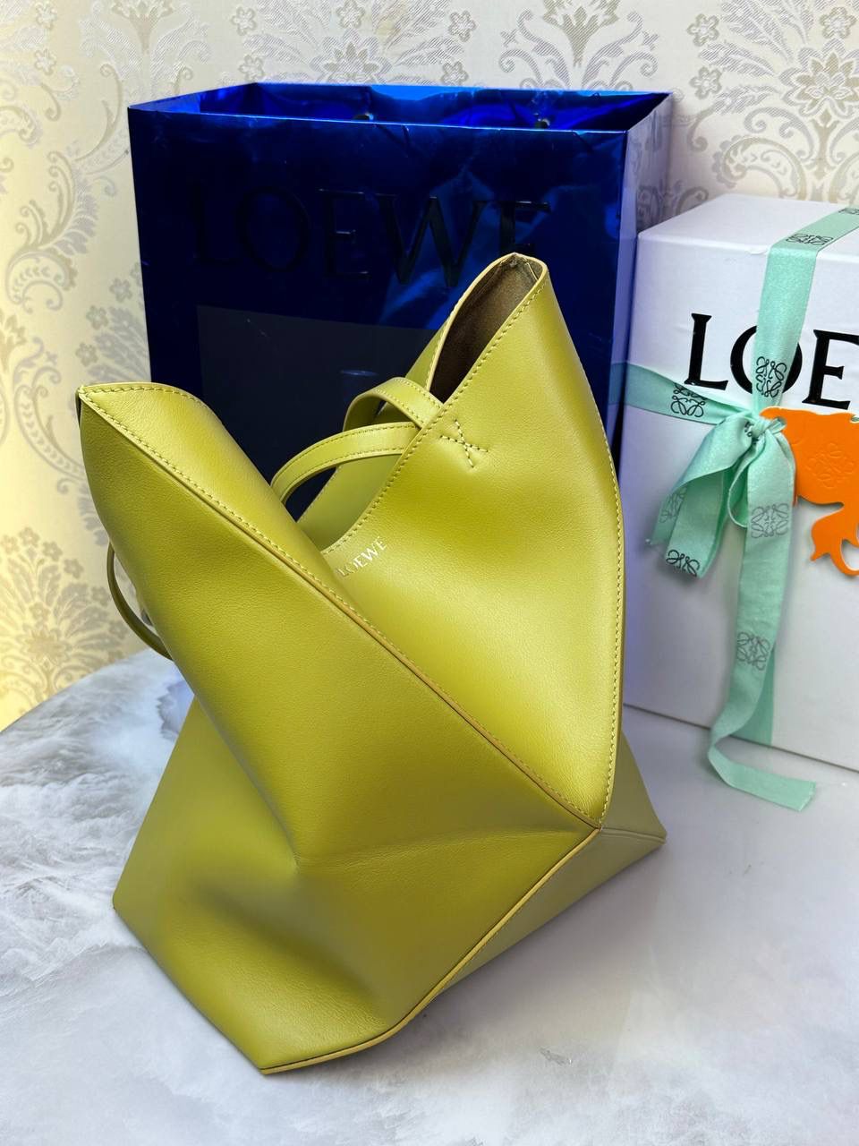 *𝐏𝐮𝐳𝐳𝐥𝐞 𝐅𝐨𝐥𝐝折叠手袋👜*（黄色） ——全新【𝗡𝗘𝗪】升级‼️ 延续经典𝙋𝙪𝙯𝙯𝙡𝙚的标志性几何裁剪设计，新晋顶流🅰️𝙋𝙪𝙯𝙯𝙡𝙚 𝙁𝙤𝙡𝙚 𝙏𝙤𝙩𝙚以折纸包为灵感，升级成🉑完全折叠‼️的结构，立体与平面任意切换，出差旅行🧳必备单品。小牛皮材质轻且柔软，𝐌𝐢𝐧𝐢尺寸搭配一条可拆卸式肩带，手提，肩背，斜挎多样化背法✨ 尺寸：𝟐𝟓.𝟓-𝟏𝟒.𝟓-𝟑𝟏.𝟓cm 款号：052316