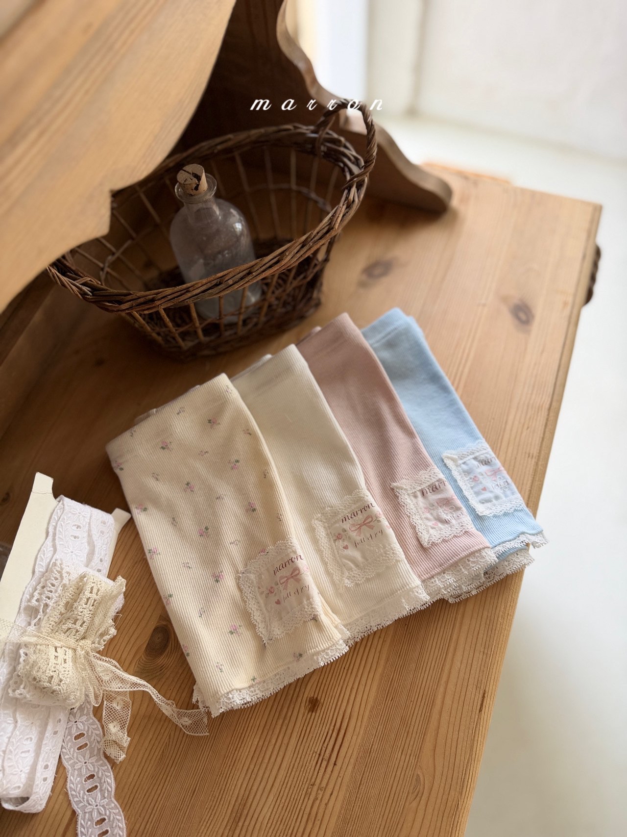 ☀️預訂 韓國直送☀️🇰🇷Marron四色標籤蕾絲花邊及膝打底褲