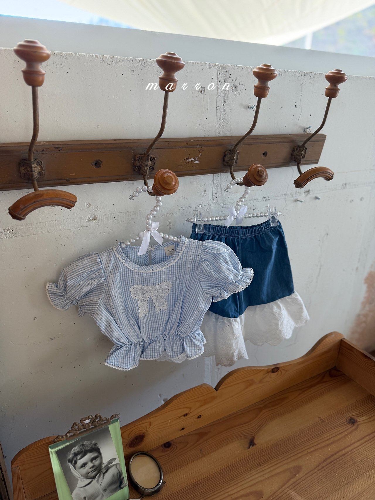 ☀️預訂 韓國直送☀️🇰🇷Marron兩色蕾絲絲帶貼花花邊格紋泡泡袖上衣