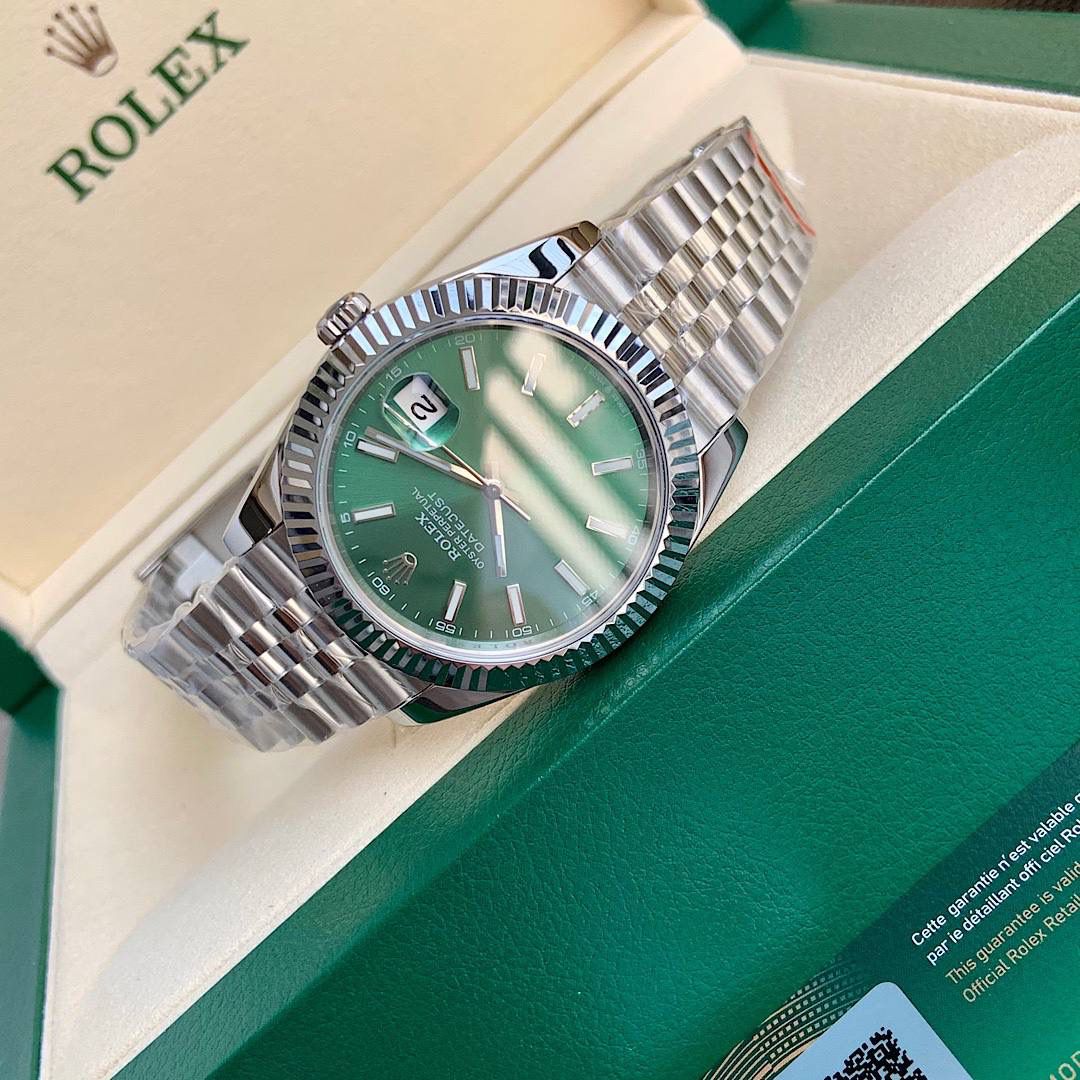 劳力士 ROLEX 日志型｜最新版牛货正式发售 ⌚️ 日志型自 1945 年问世以来，作为全球首款在 3 点位设日历窗的自动腕表，奠定现代腕表设计里程碑，经典外观历久不衰。 本版本采用 劳力士专用 904 精钢，外观比例与细节打磨高度到位；41mm 表径，蓝宝石耐磨镜面，密闭底盖设计，整体观感与原装一致。 核心配置选用 瑞士进口 SW200 全自动机芯，稳定耐用，性能成熟可靠，实用性不逊色同级方案，真正适合长期佩戴。 不夸大、不噱头，专注细节与完成度，全套包装出，价格非常给力！