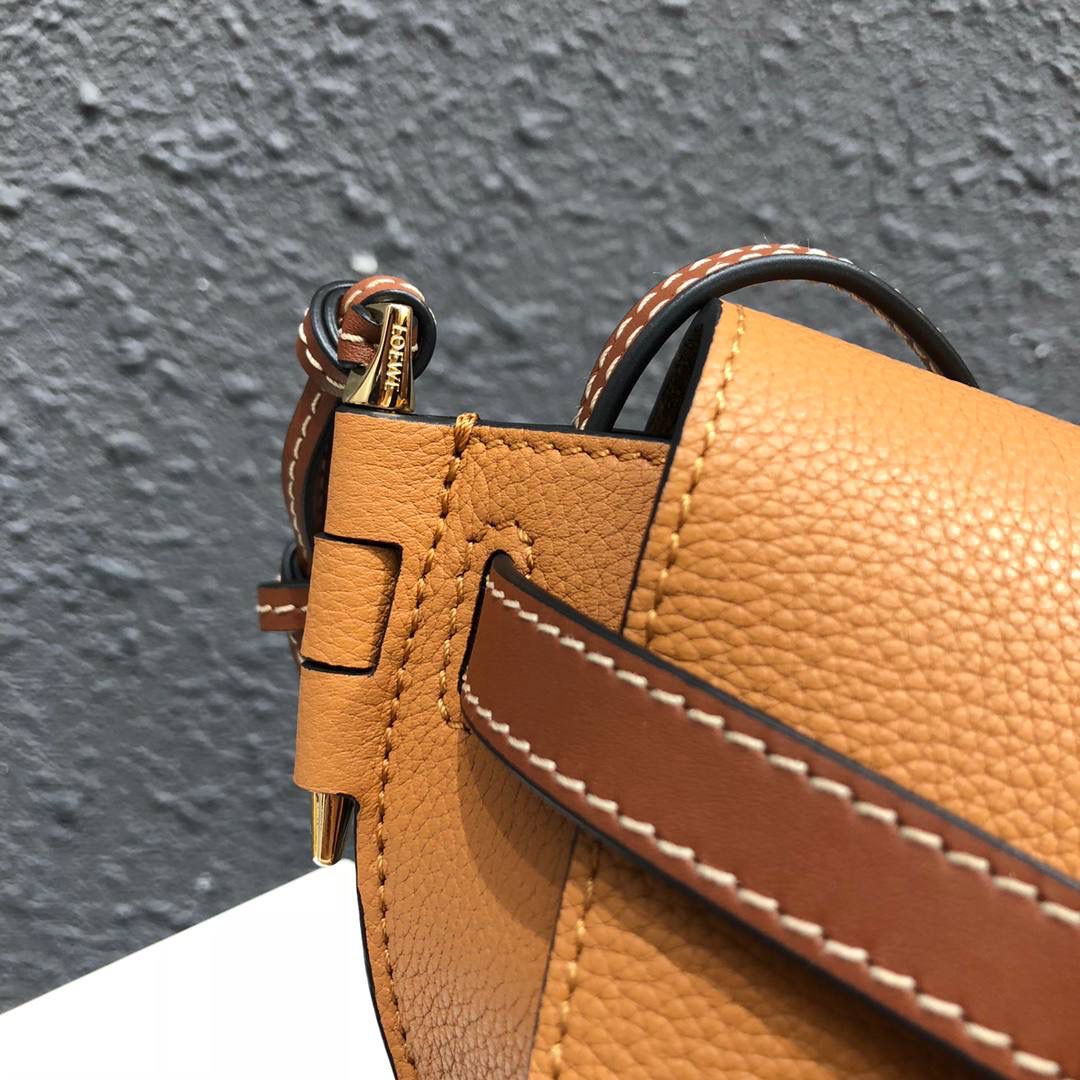 *𝘔𝘪𝘯𝘪 𝘎𝘢𝘵𝘦 手袋 明星同款#💌 尺寸:15-12.5-8cm（中部宽处21cm） 编码:061824荔枝纹棕色 包身采用非常柔韧的颗粒纹小牛皮，内里麂皮 内置两个卡槽，pro 📱可无忧 搭配马术风格的黄铜插扣，以及独特的绳结带 zp拆包定制，高端独家定制五金