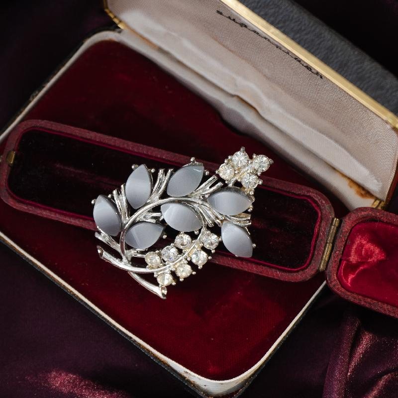 C.a. 1950-60s Elegant Dove Grey Pearlized Lucite Accented with Rhinestone Jewelry Set - Brooch & Clip Earrings (MT1119)