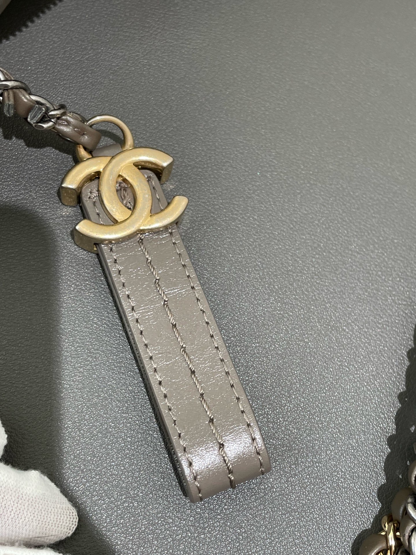 【預訂貨品】CHANEL 大象灰流浪包