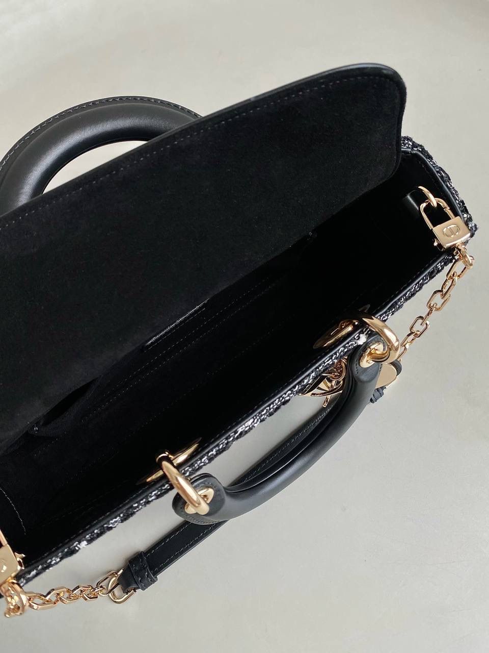 粗花呢中号🖤 𝗗𝗶𝗼𝗿 𝗗-𝗝𝗼𝘆 𝗯𝗮𝗴横款，新材质 去年12月入的原版开发面料 历经万苦反复调试好多遍，终于等到 工序繁琐多股线绣黑白粗花呢藤格纹理 真是一分钱一分货了，高成本低利润 带着十分的诚意开发的这系列 那种低调高贵气质就很抓人，喜欢死了 我个人觉得比小香的花呢更年轻化 时尚果然就是轮回，回归了一把中古戴妃 长方包形，短链条➕细长肩带直接封神！！ 复古时髦感超强，真是什么场合都可以把住 绝对是lady中的天花板了，强势出圈啦姐妹们🤩 26×13.5×5cm