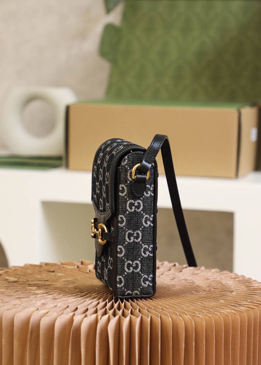 𝟏𝟗𝟓𝟓 𝐃𝐞𝐧𝐢𝐦黑丹宁【全铜版#625615#】 ▪️尺寸：11.5*17*4cm▪️ 马衔扣𝟭𝟵𝟱𝟱手机包之新色酷酷黑丹宁，第一眼看到就被这只酷炫的黑单宁所吸引了，酷炫的黑色百搭，搭配牛仔元素， 实在是又酷又百搭，一眼心动的高颜值，黑色丹宁真的是眼前一亮，背上是酷酷的感觉，酷女孩必备神器，超级百搭帅气！🔥🤟🏻