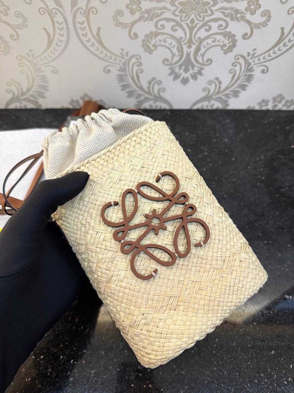 𝑨𝒏𝒂𝒈𝒓𝒂𝒎 𝑩𝒂𝒔𝒌𝒆𝒕 🥇草编手机包📱 面料：进口棕榈纤维/牛皮 颜色：原色/棕褐色 编码：522313 尺寸：14-6-22.5cm （下单须知：‼️由于天然纤维材料特别，日照时间长短不同，颜色会略有变化，纯手工制作，每个包的尺寸也会所不同‼️） ✅传统篮子手袋，带有经典手工编织包身 管状牛皮带子，Anagram压纹，天然进口棕榈纤维制成，纯手工编织成型 ✅搭配一条牛皮长肩带，人字纹帆布内里抽绳设计，容量超大，斜挎单肩皆🉑️