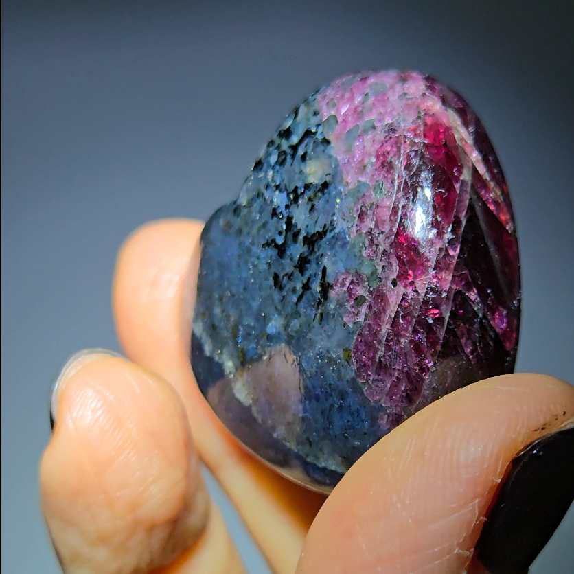 Almandine garnet heart with blue kyanite - GAR97