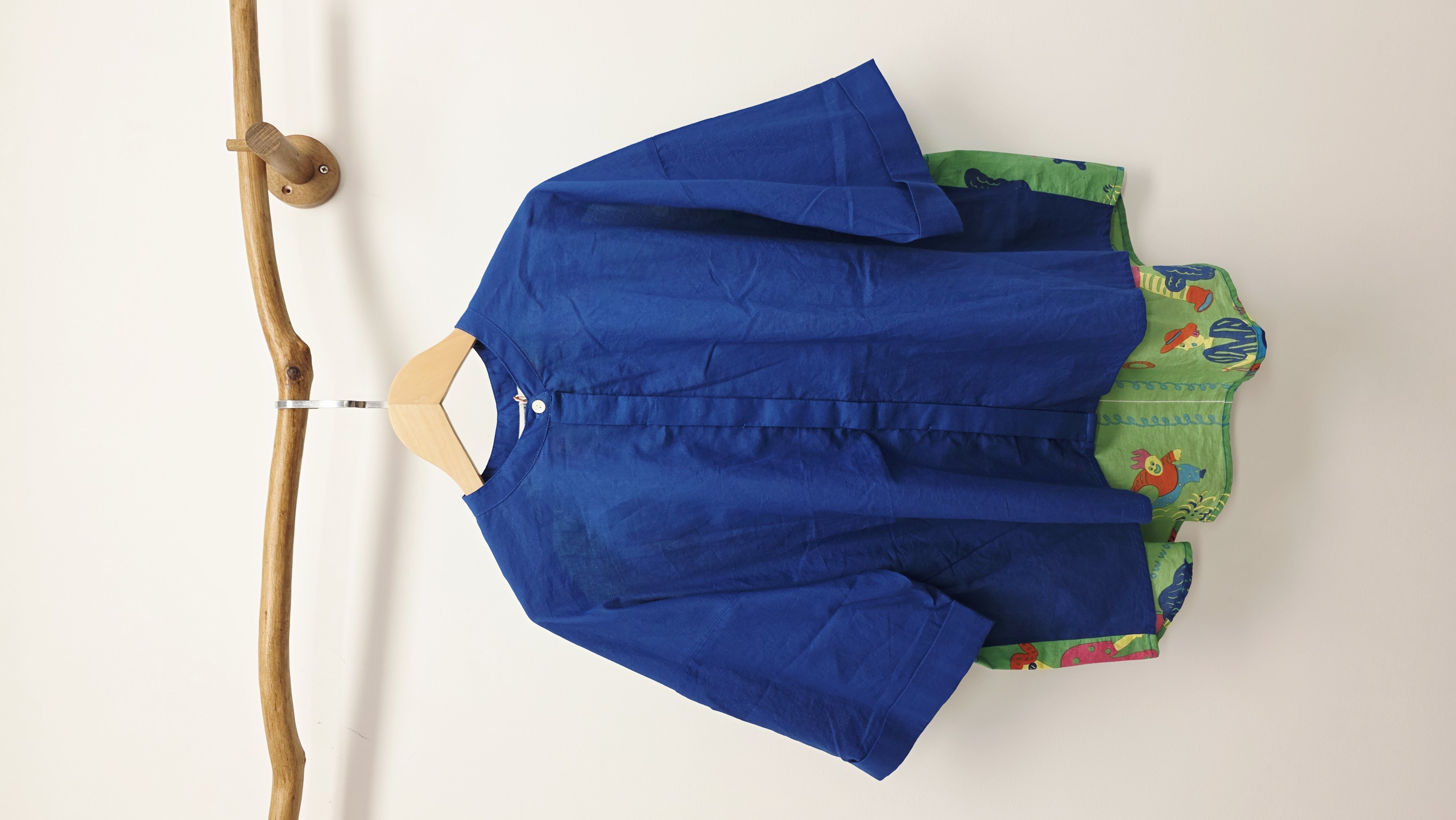 日牌藍拼背公仔圖案開胸裇