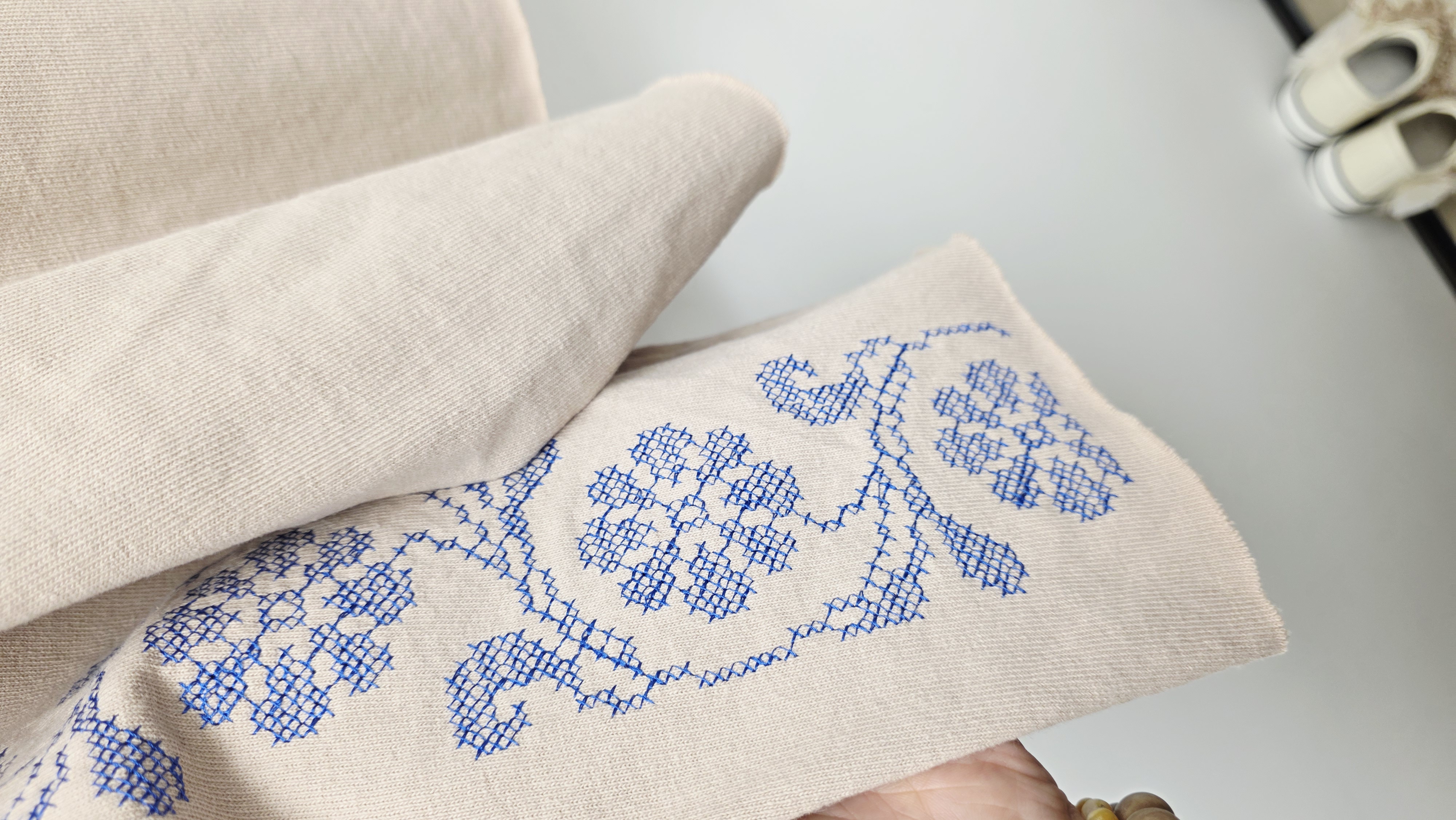 韓國奶茶色拼十字刺繡花棉Tee