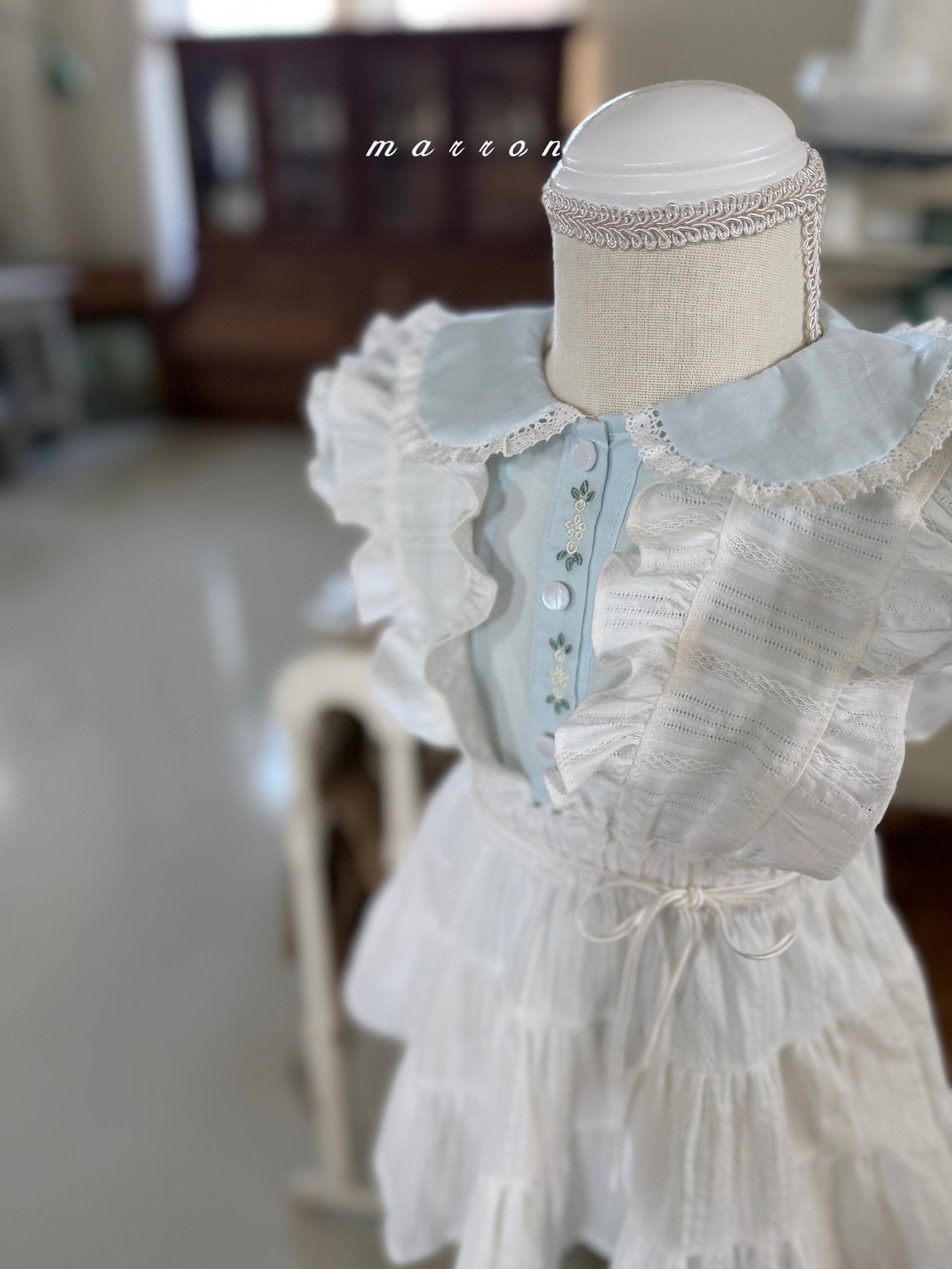 ☀️預訂 韓國直送☀️🇰🇷Marron兩色花卉刺繡蕾絲花邊短袖上衣