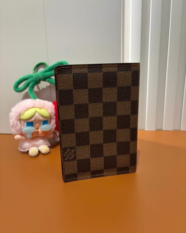 Lv passport holder 100%Authentic, 98%New