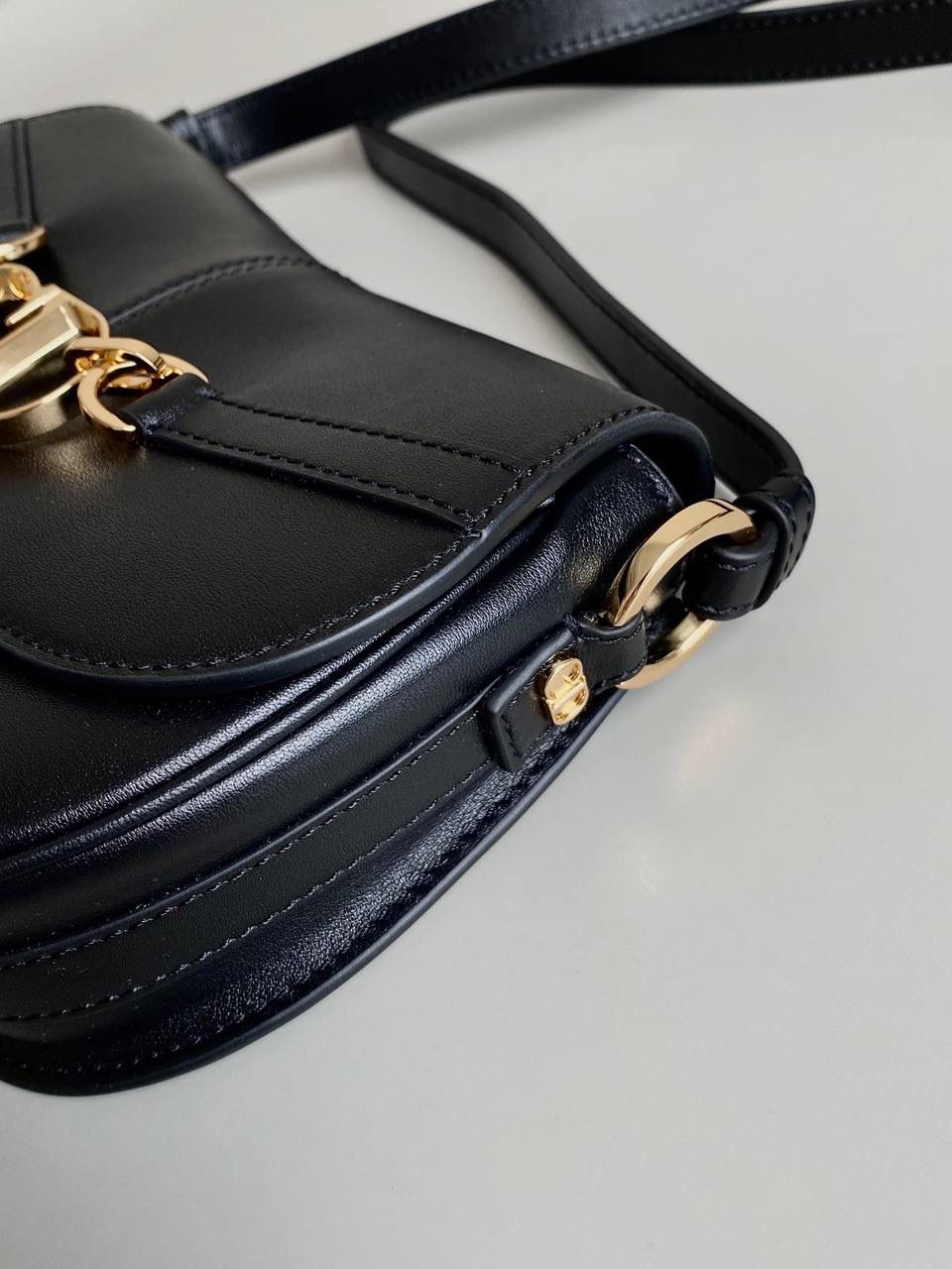 🈶黑色 𝗗𝗶𝗼𝗿 𝗯𝗲𝘀𝗮𝗰𝗲 马鞍包小号 相比较之前的bobby来说 这个版型会更大一些，皮质更柔软一些 正面是经典的CD扣，超级复古 背面仍然是延续了D家的风格 有个内侧袋，可以放手机或放卡 翻盖按扣式设计，里面还有个拉链隔层 非常实用好收纳 大小也很俏皮，容量足够日常 斜挎 肩背 腋下都可以！ 24×15×6cm #8010m