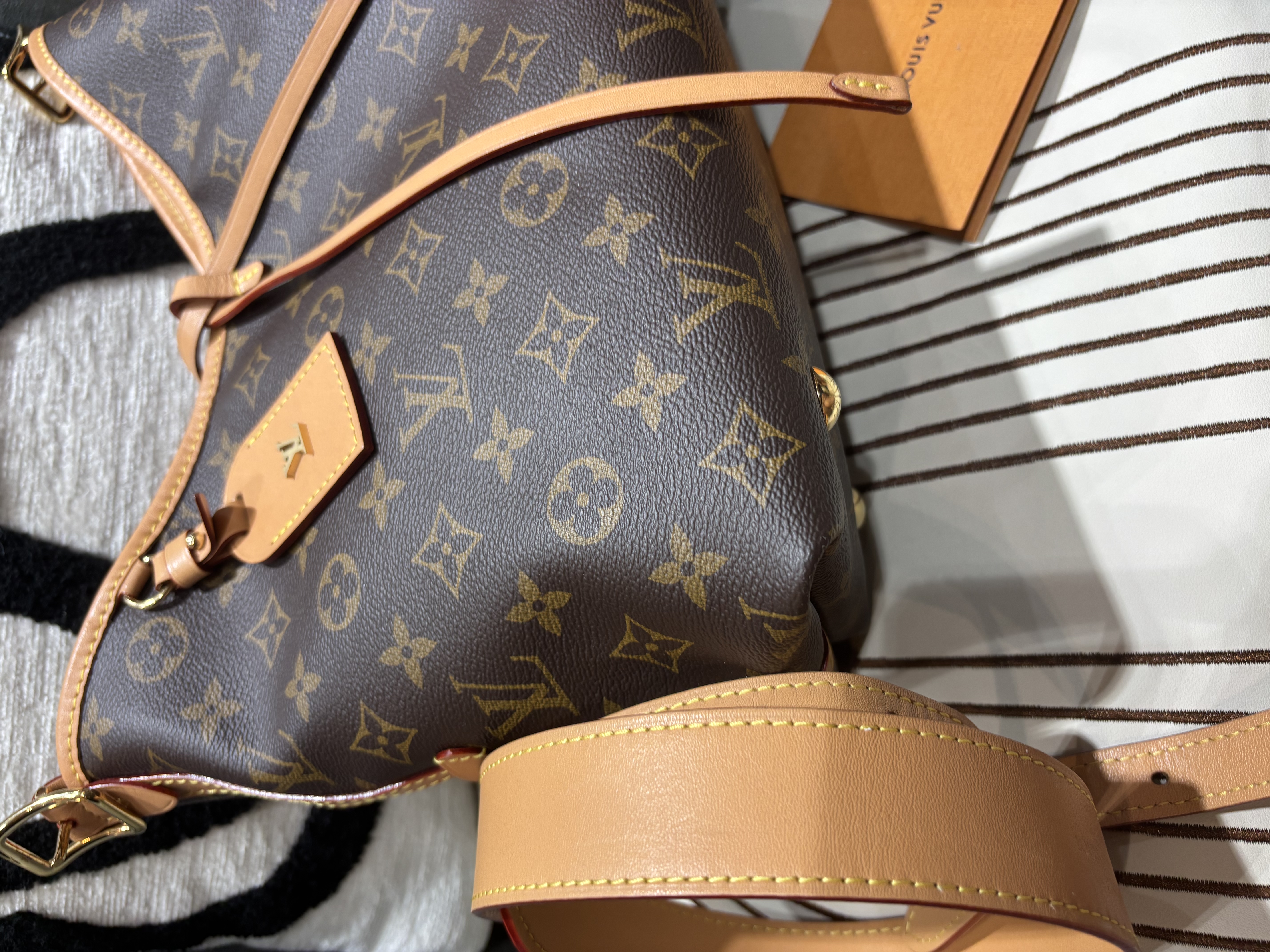 LV Carryall PM Monogram 100%Authentic, 99%New ✅Dust bag