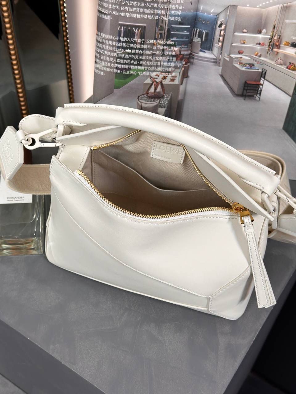 𝙿𝚞𝚣𝚣𝚕𝚎 𝚎𝚍𝚐𝚎 【朕品】 - 23早春🔥 尺寸:24×16.5×10.5cm 编码:052239象牙白 灵感来自于中国古代陶瓷的单色釉料，在原本经典几何造型升级改版，采用同色系五金配件，同色系提花肩带（可调节长度）和同色系陶瓷小兔子挂饰。 除了色彩上的灵感，单色釉的缎面牛皮革材质，更加光滑柔软，给包包增添更多新鲜感，以现代视角诠释着单色釉的至雅之美❤️