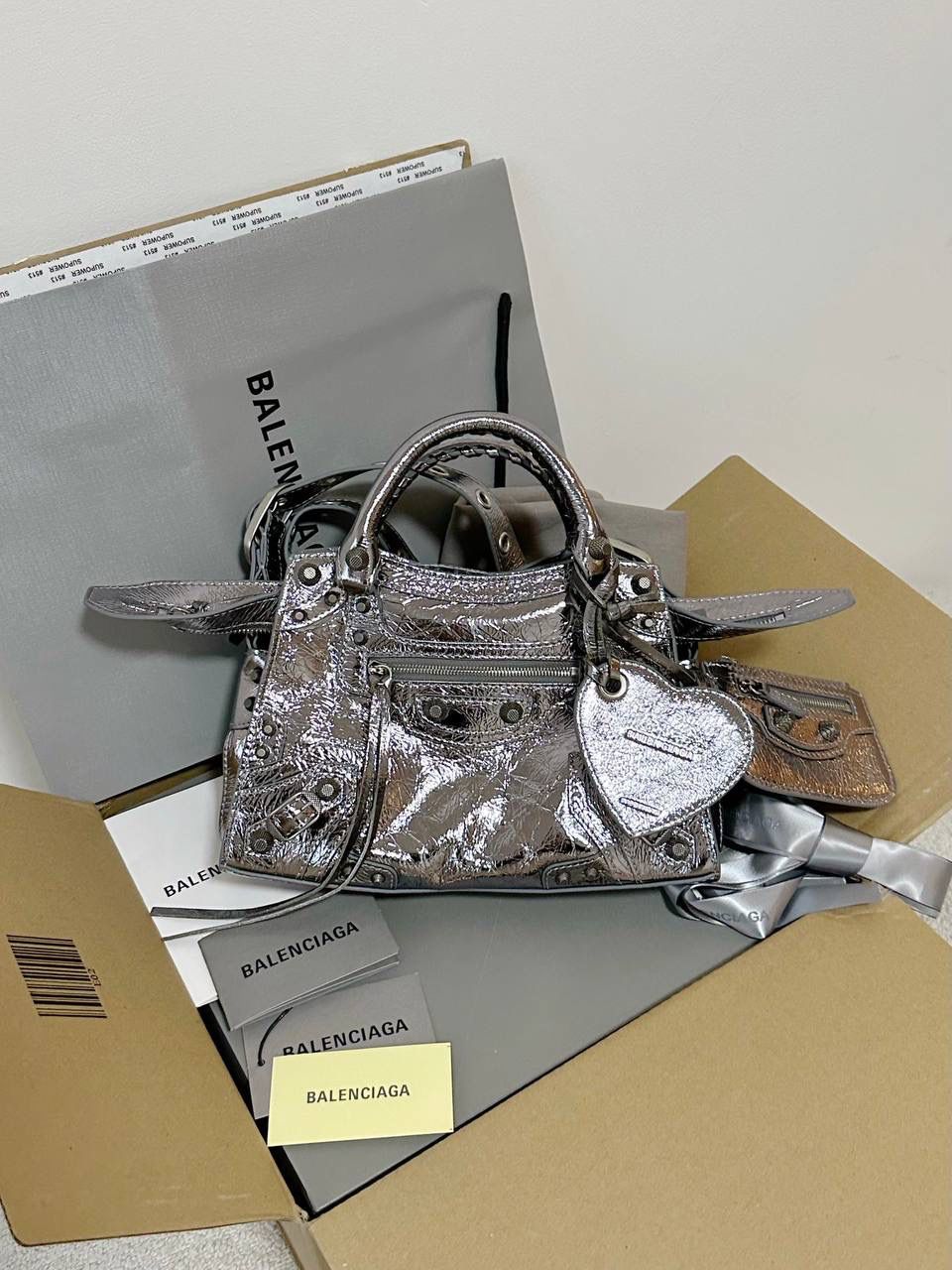 ba1enciaga Neo classic 机车包xs 古银扣🌪️ 首先声明，我爱一切机车元素 无论是le cagole还是这只neo 喜欢大容量的姐妹冲这只 油蜡皮的不规则摔纹配上大量的五金配件 还有流苏拉牌➕爱心镜子➕零钱包挂件 极繁的魅力由此而来～ 辣妹酷妹冲冲！ 26×17.8×11.4cm700940m