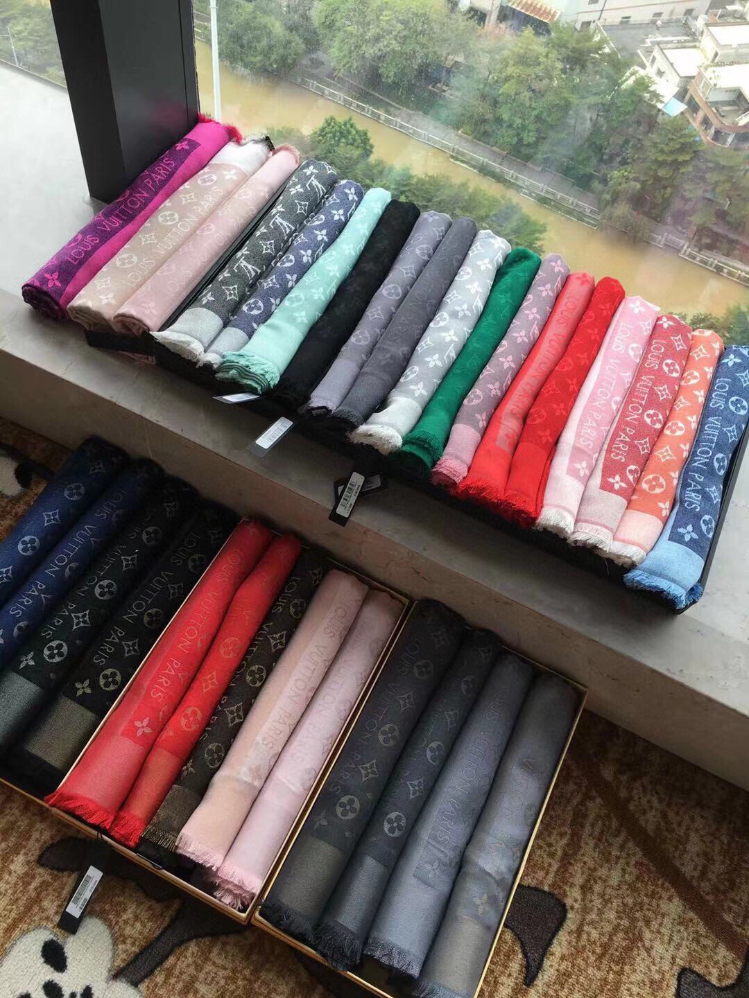 $380條。💪🏻💪🏻💃 Louis Vuitton 以低調奢華嘅暗紋提花工藝🌺🌺🌺，重新演繹標誌性 Monogram 圖案。