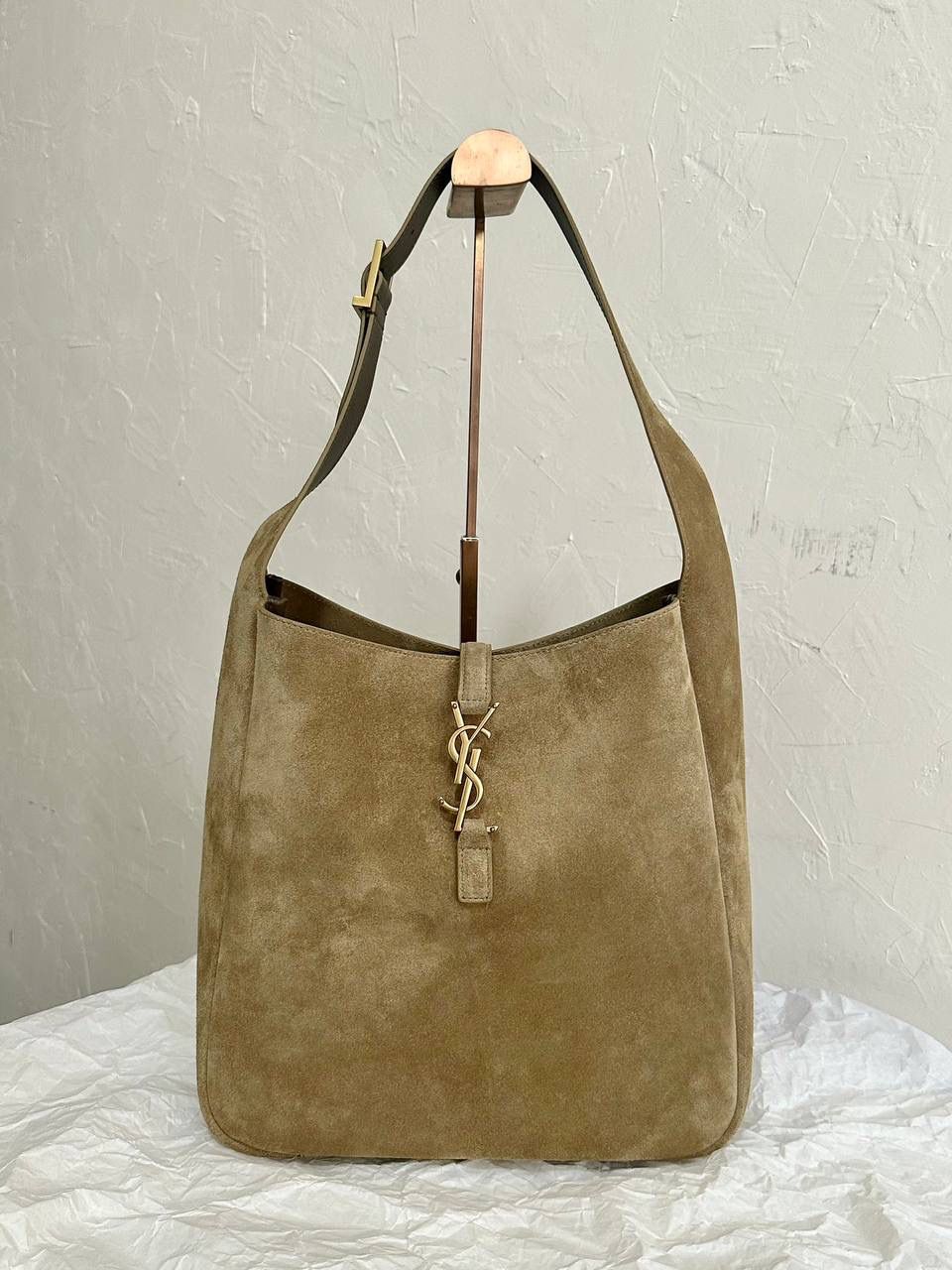 销量王🔥仅剩少量❗️ ys1 hobo bag腋下包大号麂皮麦绿金💴 我和你们说，这只包看着普普通通 但是上身是真的很好看！ 第一次看到他们家有这种慵懒的腋下包 反绒双色牛皮➕胎牛皮内里 又轻容量又大，真的很～～好背 大号真的无敌慵懒和随性 这只包的灵魂在于圆滚滚中又有型 市场很多做得太挺括硬朗，那种货打咩啊❌ ZP开发⚠️全套包装哦～ 31×30×13cm753837m