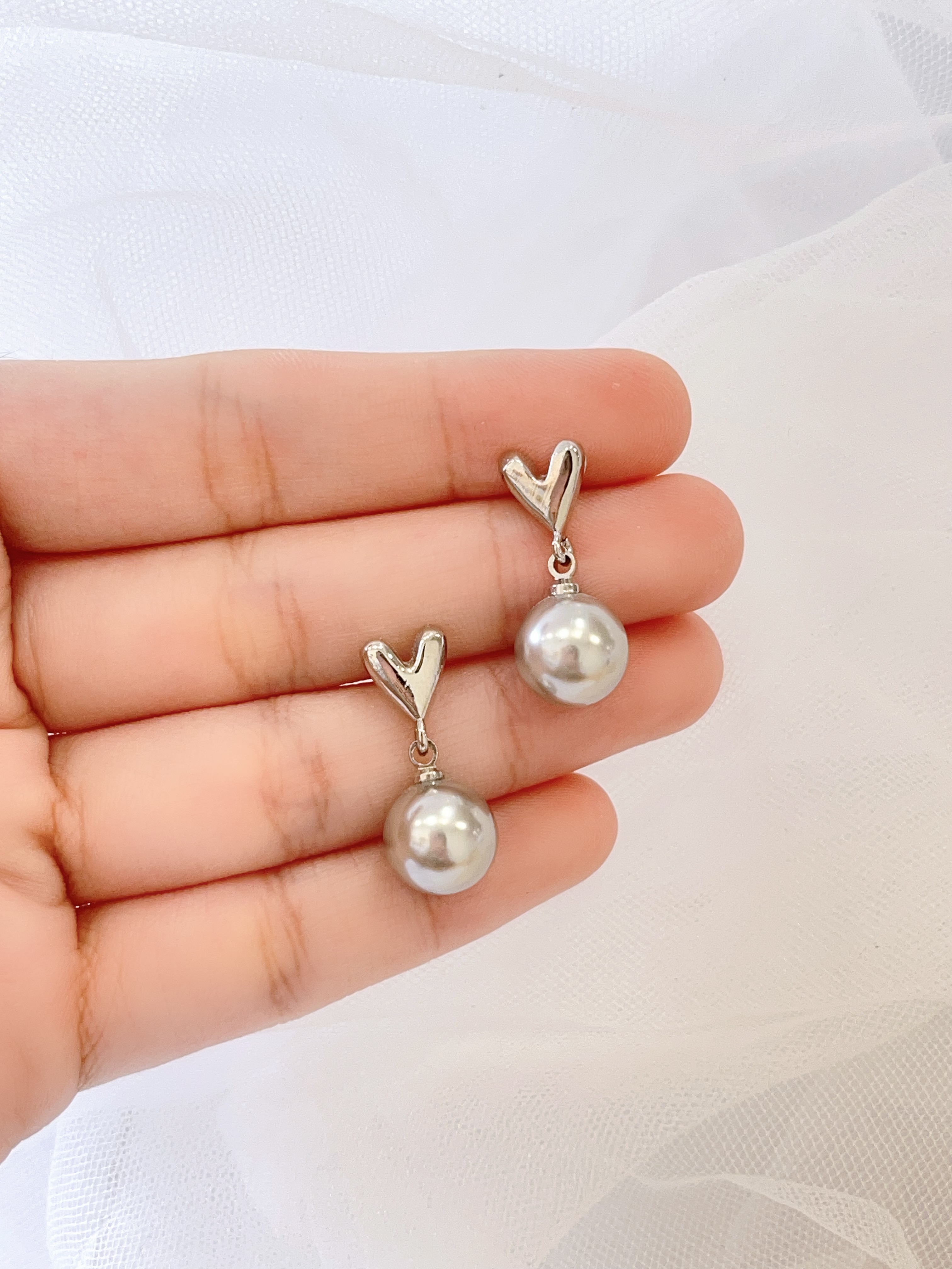清冷灰色珠珠爱心耳环