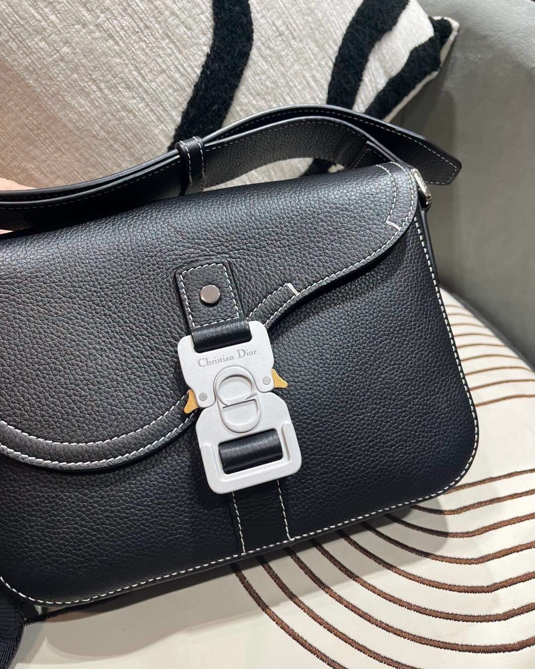 Dior saddle medium calfskin  100%Authentic ,98%new✅塵袋