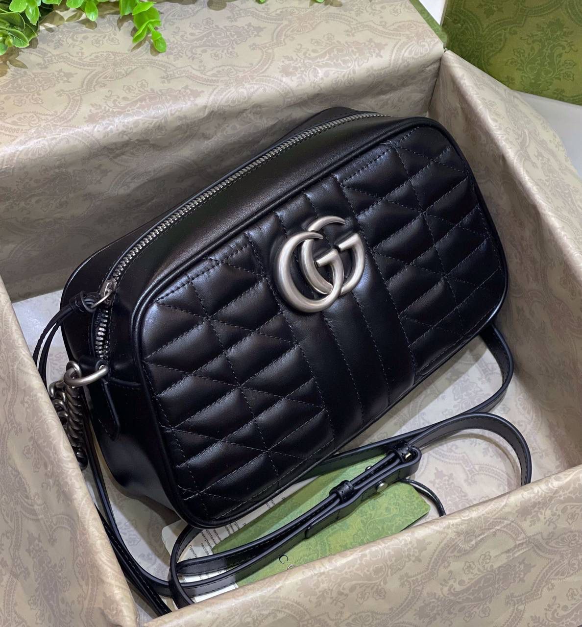 ✈️✈️✈️# 🔥𝐌𝐚𝐫𝐦𝐨𝐧𝐭菱格原厂皮# ▫️型号447632 ▫️尺寸 24*14*8cm 全新经典款相机包 ，整个包身下血本都用了原厂牛皮❗️最基础的包型.立体棱格绣花在灯光下让整个包活跃了起来，肩带可调节上身太好驾驭 不挑身高，也是全球打人必备的百搭单品！