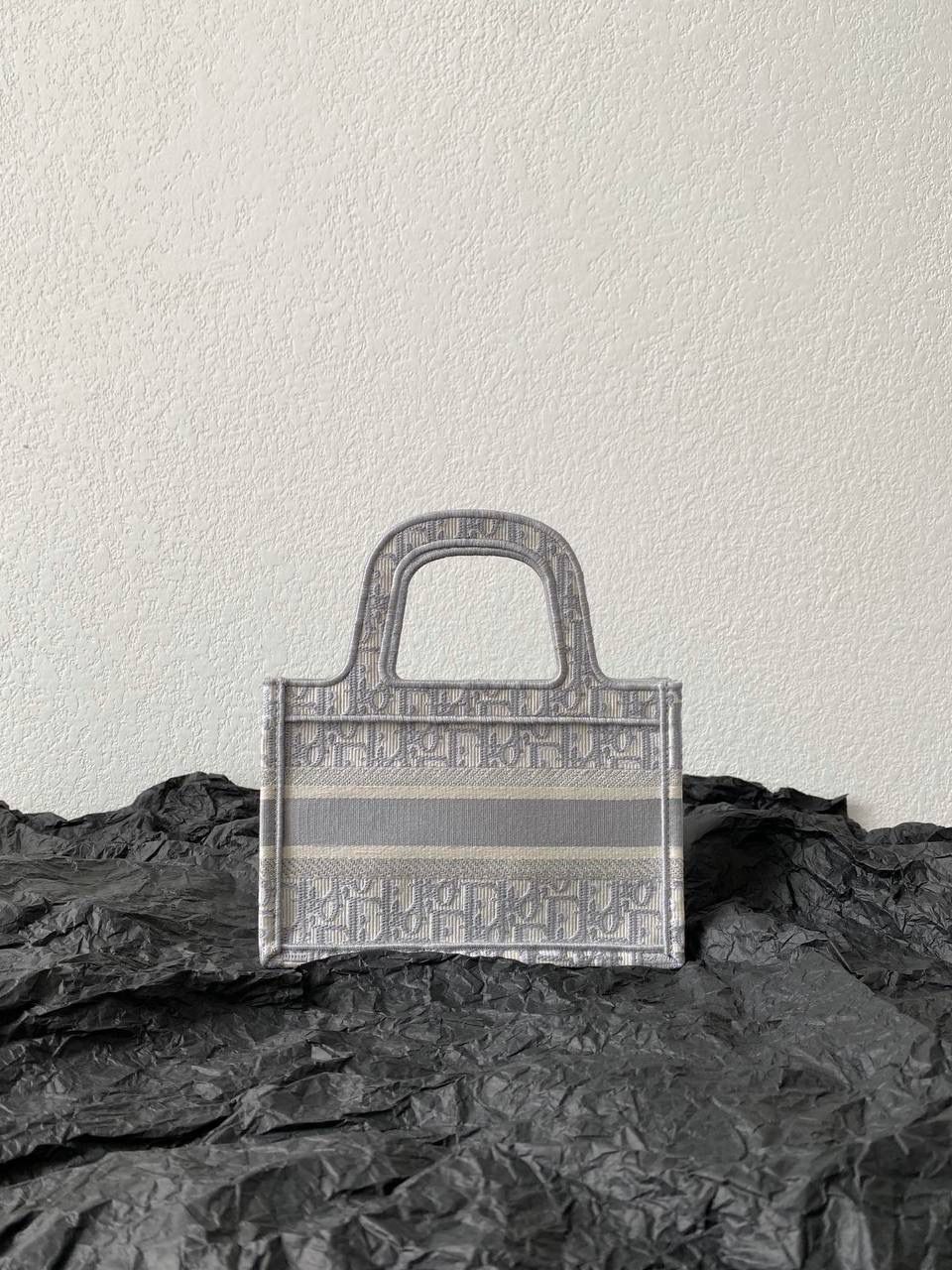 🈶老花灰，迷你 𝗗𝗜𝗢𝗥 𝗕𝗼𝗼𝗸 𝘁𝗼𝘁𝗲 𝗺𝗶𝗻𝗶手袋" 真的是太太太可爱了吧！！ 凹造型分分钟出大片的既视感 小包当道，推荐❗ 23×17×11cm