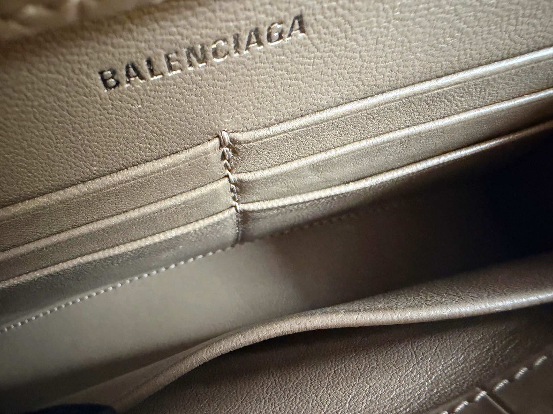 【預訂貨品】巴黎世家卡其色Hourglass沙漏包