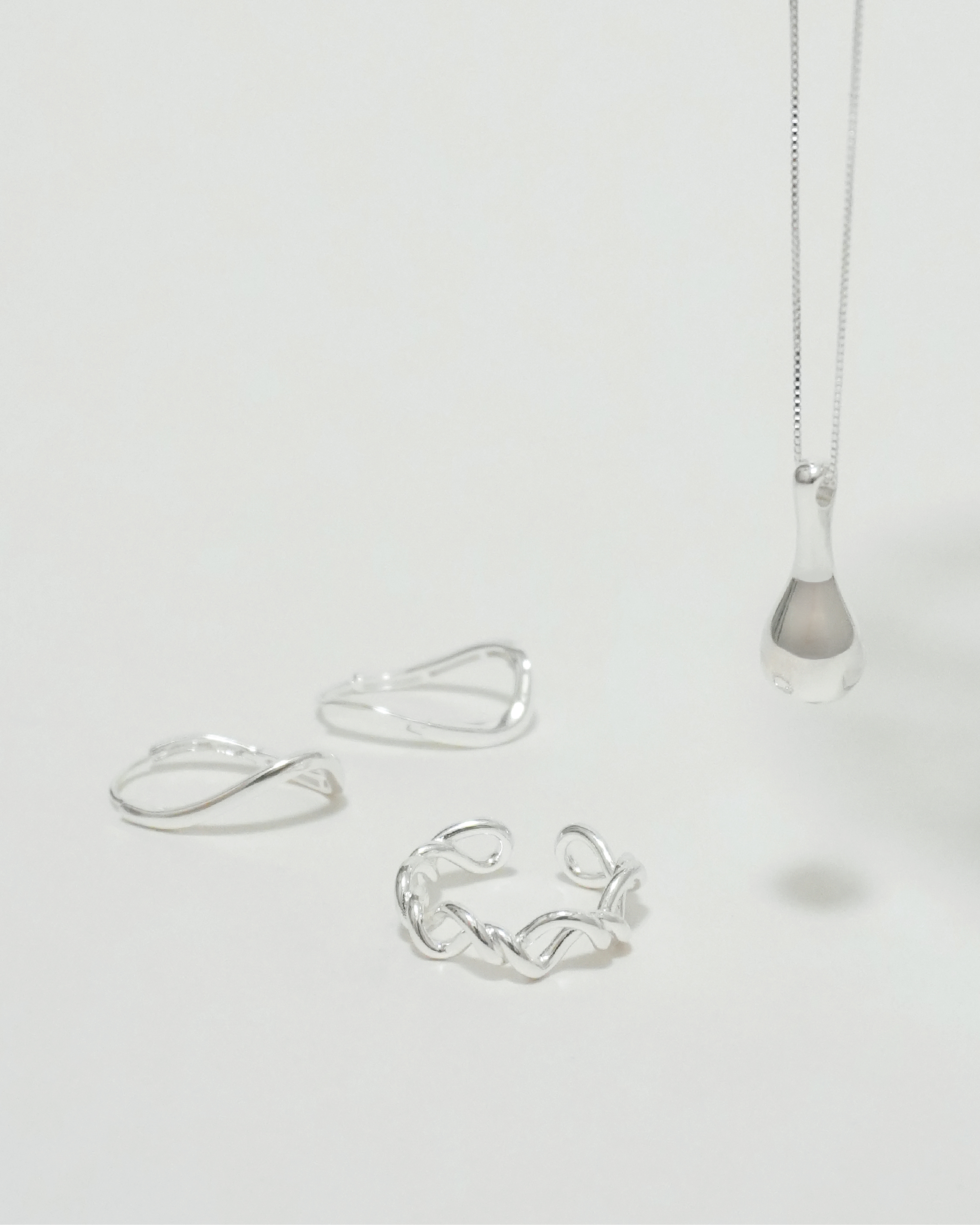 Fluid Margin Intertwined Ring