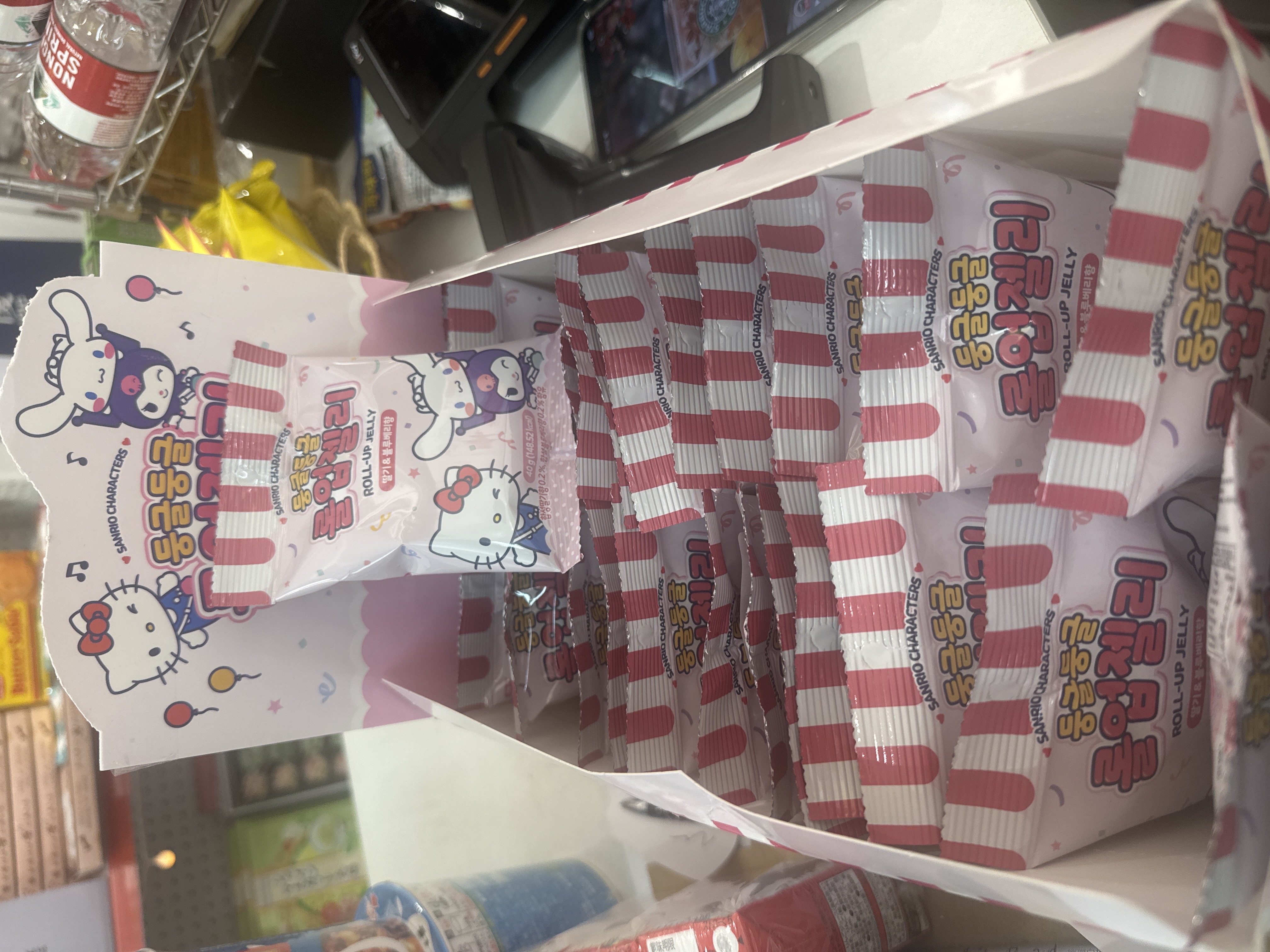 Hello Kitty 與Cinnamoroll 造型的草莓藍莓味捲捲果凍（Roll-up Jelly）。