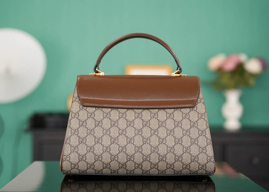🥯GG Horsebit 1955系列中号手袋 棕色29cm 正品售价,500 𝑯𝒐𝒓𝒔𝒆𝒃𝒊𝒕系列的浓郁复古气息， 继续采用1955经典棕色原厂皮，除了包身的手提设计，另外配有两个不同风格的肩带，三种不同背法，圆润的包型非常适合亚洲女性，继马鞍包之后的又一个大爆款~ 官方款号 702049 尺寸：29x20x13cm