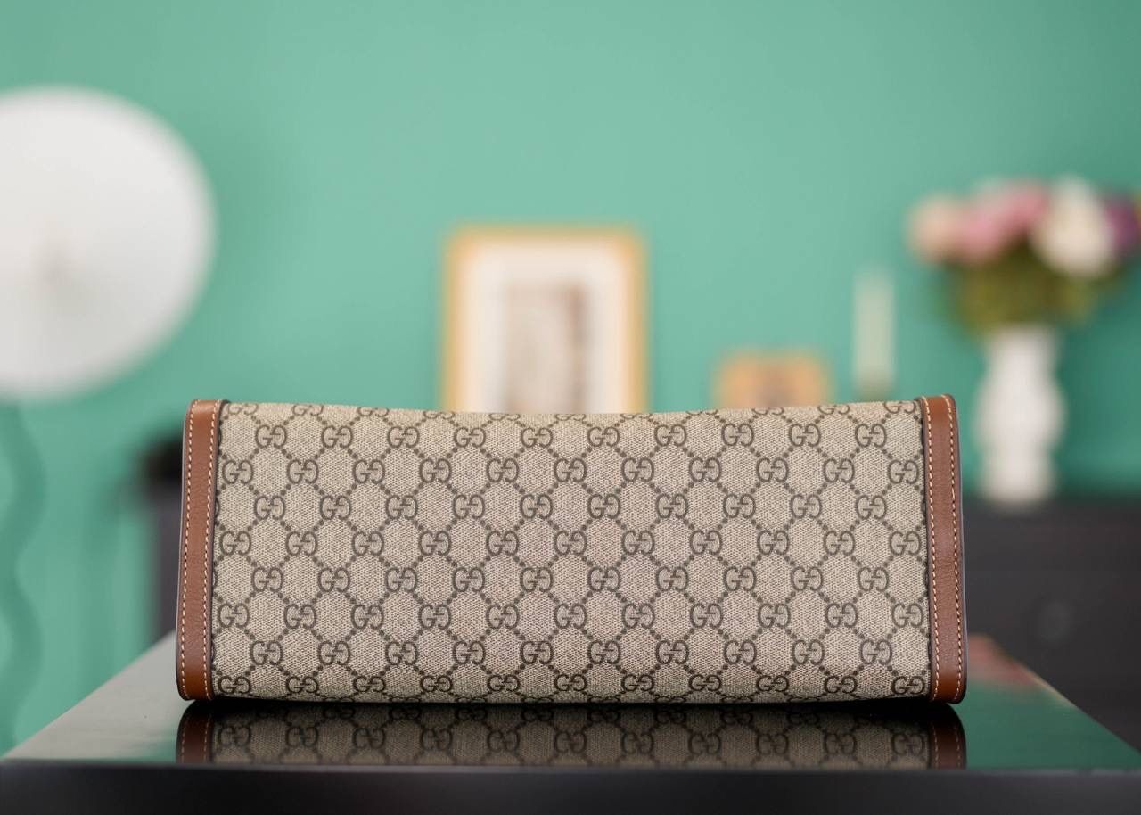 🥯Padlock系列GG中号肩背包 老花棕色 35cm 休闲、随意、有范 且非常大牌的款真的非Padlock这款购物袋不可 这个尺寸比较通勤风一些，大容量 包身轻便，非常适合上班族！ 官方款号 479197 尺寸：35x23.5x14cm