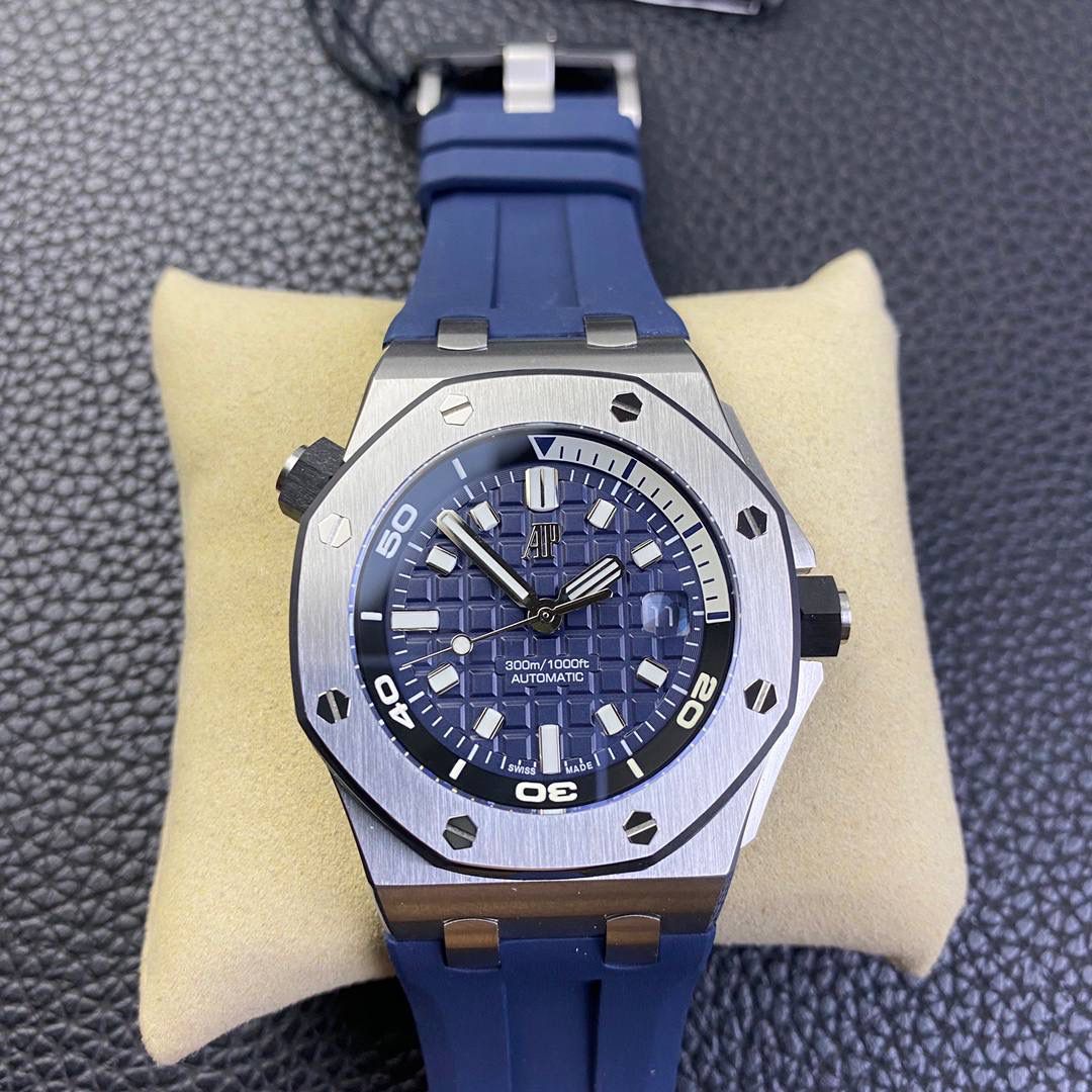 新款亮相 爱彼潜水表——新款爱彼15720！腕表尺寸42mmX14.2！ 1:表壳采用精钢表壳，搭配防眩光处理蓝宝石水晶玻璃表镜和表底，黑色陶瓷旋入式表冠，全部数据材质采用正品扫描对标。 2:机芯采用9015改全新的Calibre 4308自动上链机芯，走时稳定，无售后忧虑 3:独家最强机芯夹板打磨，更加立体。全新特调陀片颜色 4:最人性化的活动头粒缓冲，确保吻合正品 5:表盘镌刻“Méga Tapisserie”超大格纹装饰，搭配荧光立体时标和皇家橡树指针，黑色旋转内表圈搭配米色0至15分钟区域 6:采用进口夜光填充，最持久的夜光和最齐的内应刻度 7:原装一致倍数放大镜日历窗口，超强通透性 8:表带采用最新款开模的进口橡胶带，无论纹路颗粒还是质量全部吻合正品，质感更高级。 功能走时精准稳定！