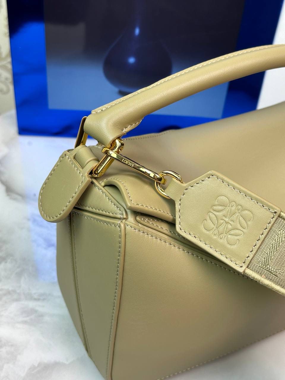 🅰️小号 𝗣𝘂𝘇𝘇𝗹𝗲最新版本❤️ ——（缎面/织带款） ✅经典拼图系列，不规则立体几何设计，最具辨识度的立体廓形和几何美学，顶级进口小牛皮搭配德国沙菲线，独家定制五金，𝗬𝗞𝗞拉链拉头 ✅容量超大，颜值高，四季百搭，新款自带可拆卸𝗟𝗢𝗘𝗪𝗘织带宽肩带‼️ 尺寸：𝟐𝟒-𝟏𝟎.𝟓-𝟏𝟔.𝟓𝐜𝐦 款号：061609织带款黏土绿