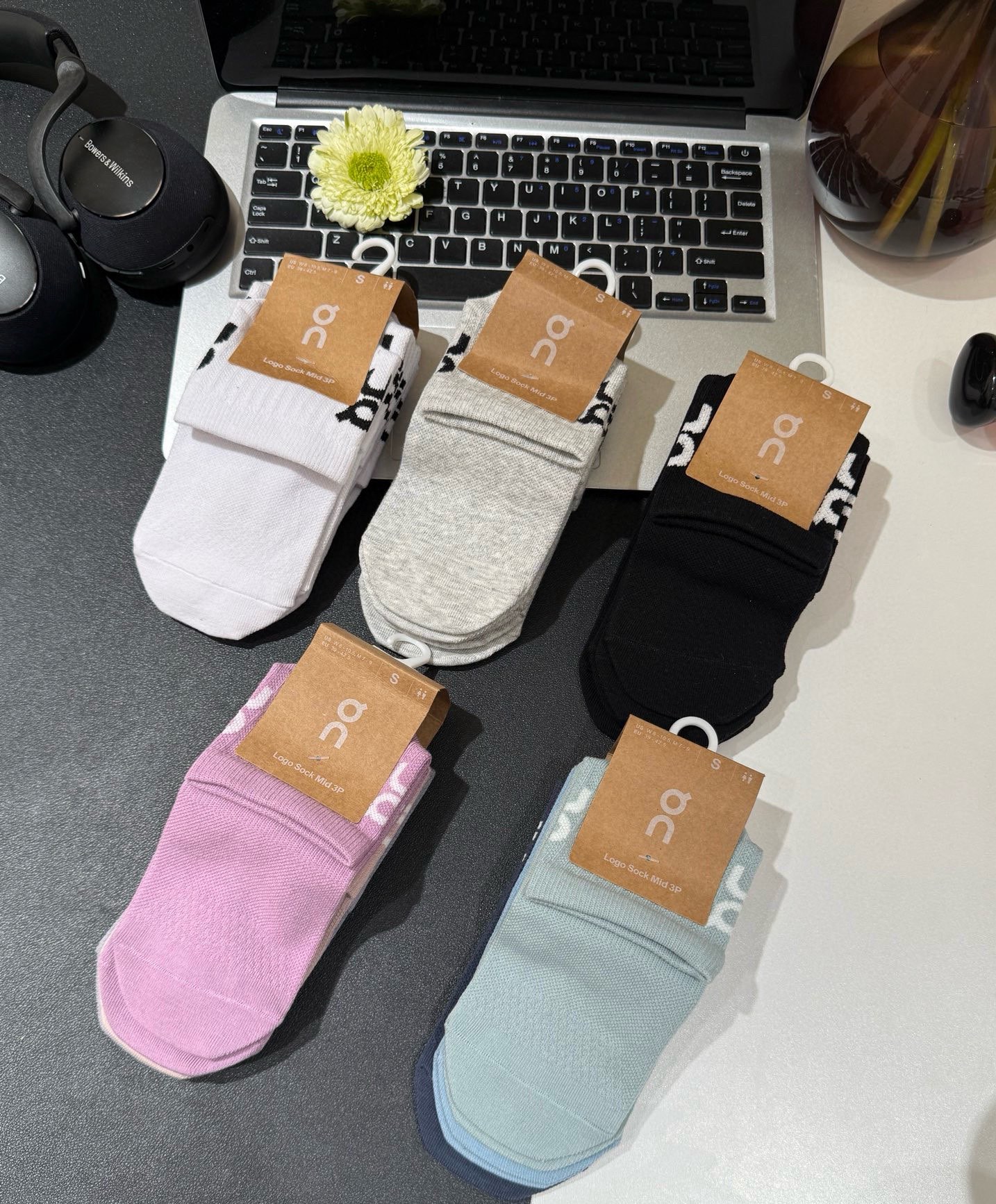 $80套3對。2套起$70套。On 昂跑｜情侶運動跑步襪 🧦