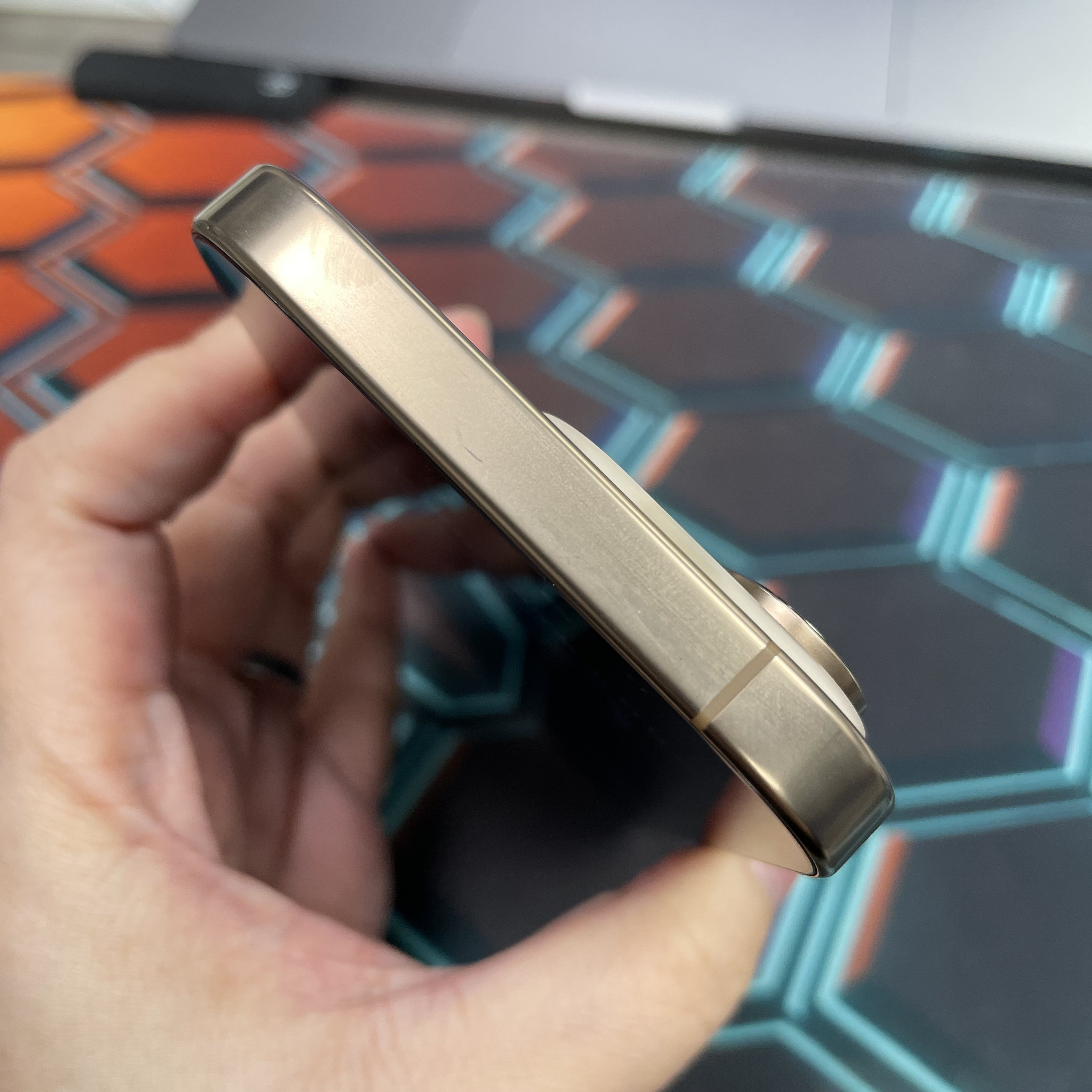 *8409 16 Pro 超靚機 256GB 電80 沙色 gold