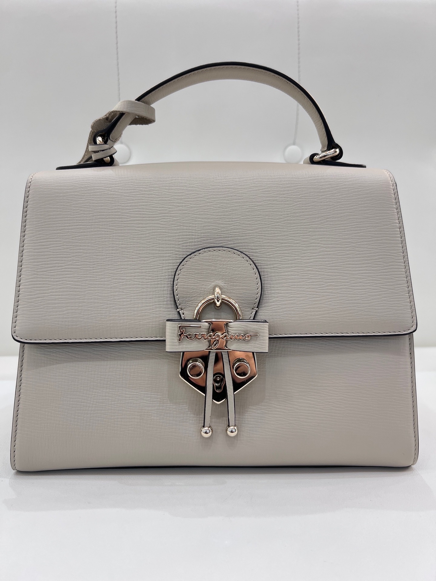 【預訂貨品】閒置新⭐️  Ferragamo Letty系列米白色牛皮斜孭包