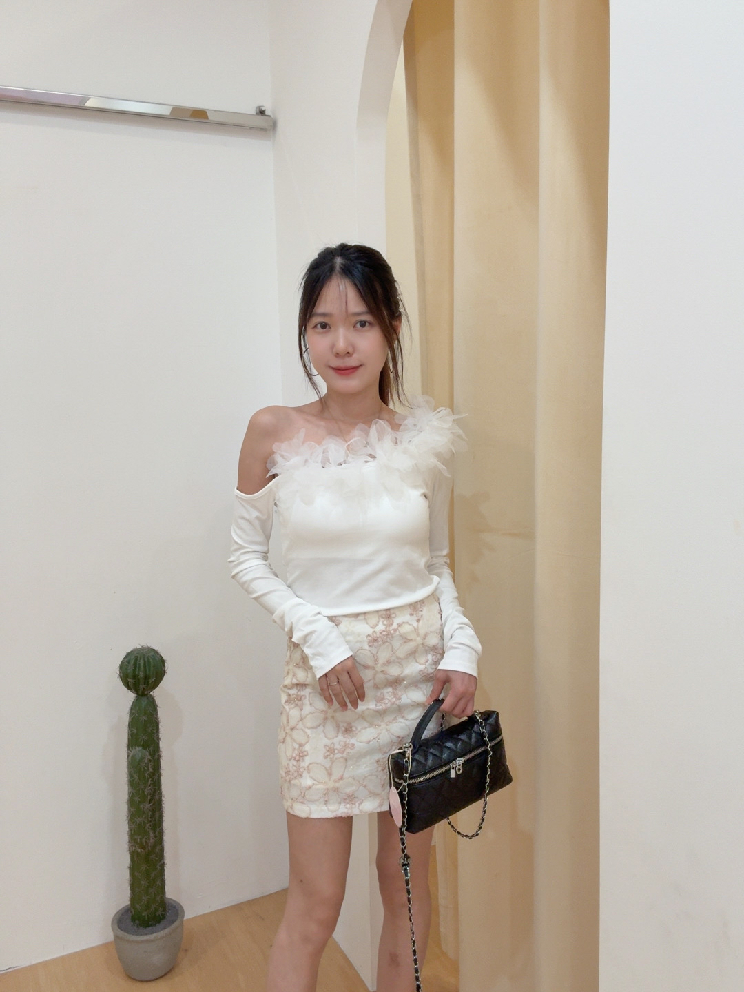 立体花朵斜肩长袖上衣 R2938