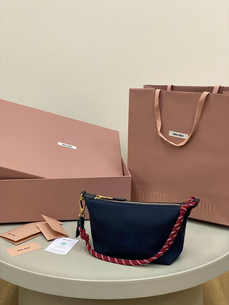 销量王🔥 𝐌𝐢𝐮𝐌𝐢𝐮饭盒包 靛蓝色 啊啊啊，好喜欢这个彩色的碰撞！ 帆布面料搭配撞色小彩绳直接封神了！！ 每个配色，简直就是锦上添花 不敢想象这个夏天背这只有多好看！ 容量就不用说了 很好装 还很耐磨 性价比也特别的高～ 时髦精必入这只好吗 绝对日常出门回头率超高的一只 抓紧冲吖！！！ 18.5×14×10cm #F0006m