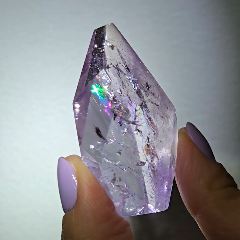 Amethyst pocket stone with rainbows and phantoms - AM68