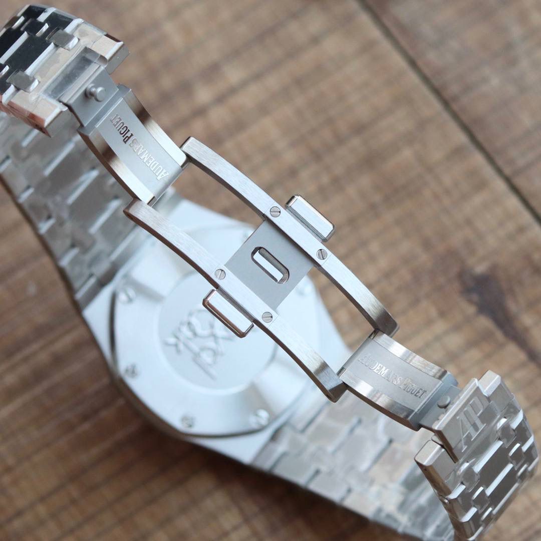 🚀原单AUDEMARS PIGUET爱彼 皇家橡树系列67女士石英腕表 独家原版拆解开模 所有配件均可原版互换使用，搭载原装瑞士F04111石英机芯。走时精准！全程CNC打磨，多次校对调整版型，棱角分明。表壳直径33MM,多边形状表圈与表壳精密相合，表圈以六边形螺丝栓固定在表壳上（圈口镶嵌精美施华洛世奇钻，璀璨夺目）表带链节精致规整，链节经过上百次细致的打磨处理，呈现出完美的纹理。折叠式表扣开合简单，佩戴方便。腕表表耳处呈弯折状，可以保证腕表与腕部更加贴合。表盘镌刻“Grande Tapisserie”大方格纹装饰，搭配荧光立体时标和皇家橡树指针，宽大的指针和时标让读时简单清晰。三点位置日期显示窗口，以阿拉伯数字显示。腕表为密闭表底，表底上镌刻皇家橡树系列的英文名称“Royal Oak”字样✨🔥