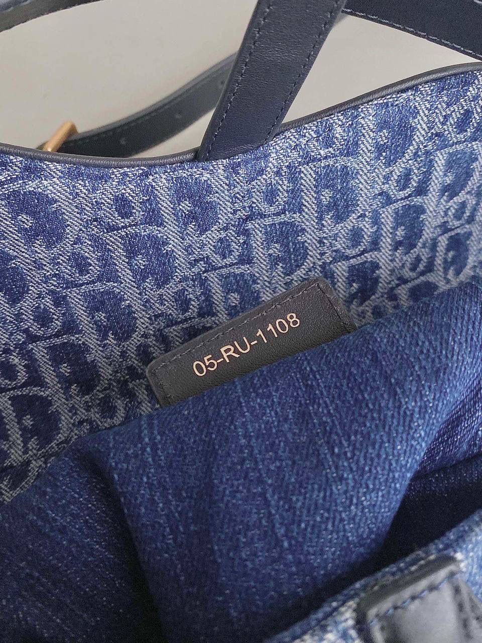 🈶马鞍包大号（配肩带） 𝗖𝗗 𝗦𝗮𝗱𝗱𝗹𝗲 24石洗丹宁 这期的牛仔系列真的超爱！ 它的热度不亚于任何一只经典款 深蓝色丹宁➕经典的Oblique印花， 不规则石洗效果，渐变感特别且帅气 牛仔很百搭也没有什么季节性， 所以这系列是既特别又经典 不怕过时 姐妹们可以放心冲！ 大号：24×6×18cm，#8006m 小号：17x5x15cm