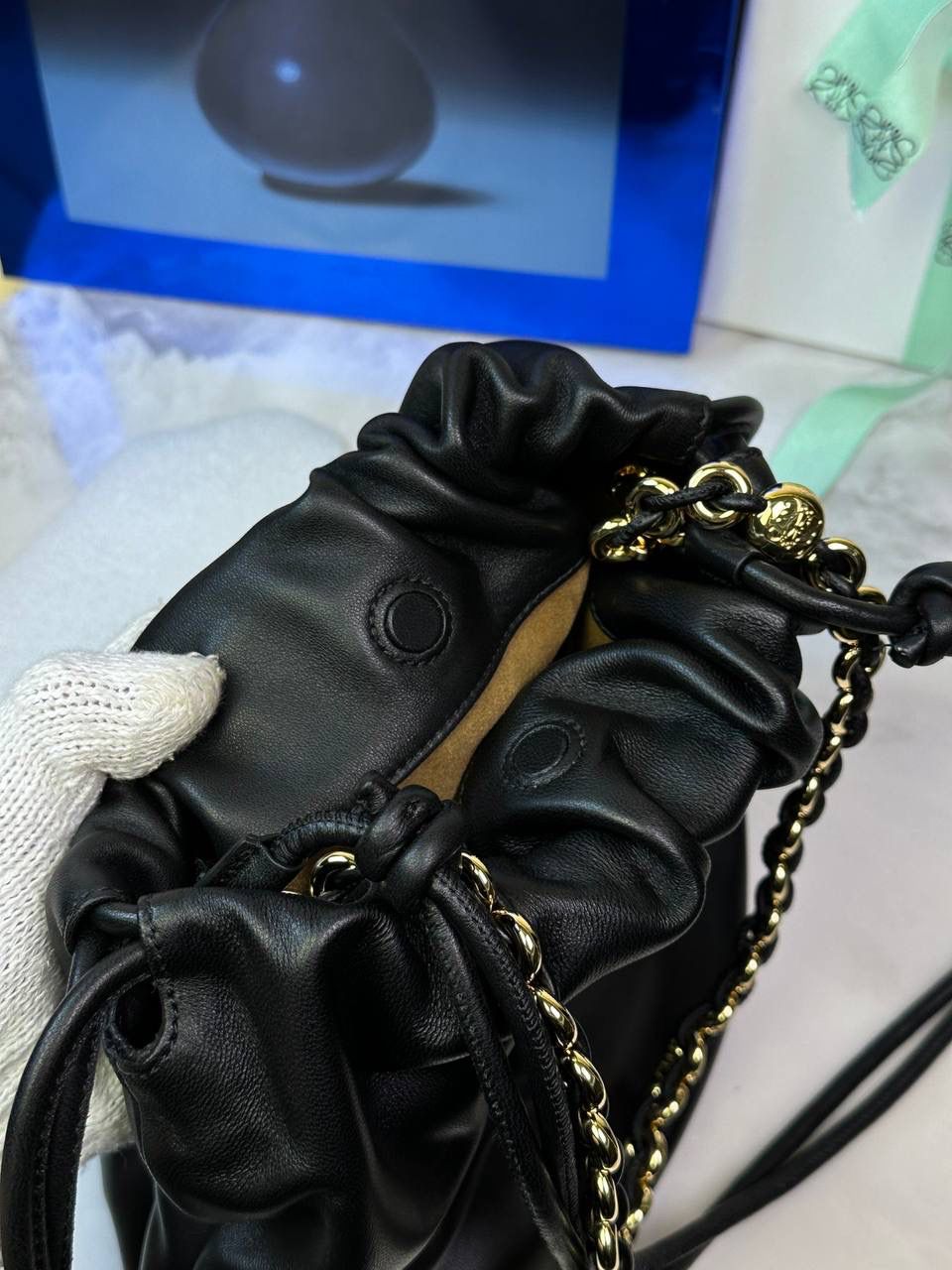 🎈链条款𝙁𝙡𝙖𝙢𝙚𝙣𝙘𝙤 𝙋𝙪𝙧𝙨𝙚水桶羊皮 ——【黑色】 尺寸：𝟑𝟐-𝟏𝟕-𝟐𝟒𝐜𝐦 编码：062406 👉🏻延续福袋收缩绳褶皱设计，全新推出水桶造型，羊皮包身手感细腻柔软❤️ 👉🏻链条肩带➕皮肩带的双肩带设计，时尚百搭，给足了集美们多样化的选择。肩带可拆卸可调节，磁扣开合，正面烫金𝙇𝙤𝙜𝙤，呈现出高贵典雅的视觉感😍 👉🏻独家背景➕独家品质➕独家全套砖柜礼盒套装，市场高端品质皆在我手✌🏻