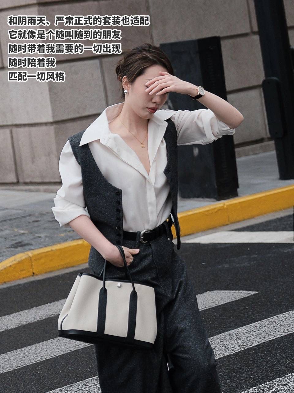 Hermes 爱马仕 Garden Party 30 布配黑皮花园包👜✨ 尺寸：30*20*13cm 配皮面料是采用法国原厂的Togo皮，纹路清晰，颗粒感饱满，手感细腻，扑鼻而来的香味，爱不释手 版型真的是决绝子 喜欢大包的就入手吧 绝对不后悔的一款大购物袋😍💕