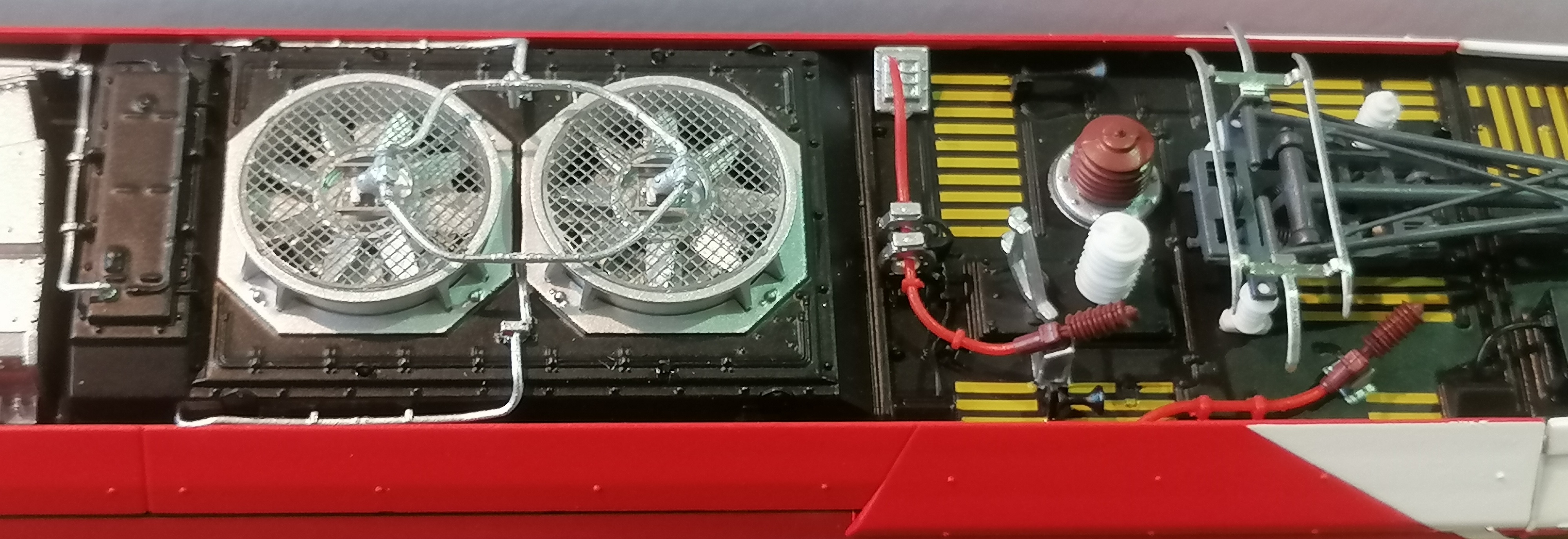 Sudexpress HO-scale Dual Mode Locomotive (2-Rail Analog)