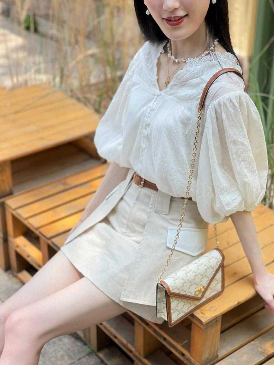 🔥大货实拍图 𝗖𝗘𝗟𝗜𝗡𝗘♥𝗠𝗔𝗜𝗟𝗟𝗢𝗡链条信封包 型号：10H422 尺寸：19.5*13*4cm 白色老花+棕边秋冬背都很好搭～重点是外层帆布，里层牛皮，很耐造！喜欢😍