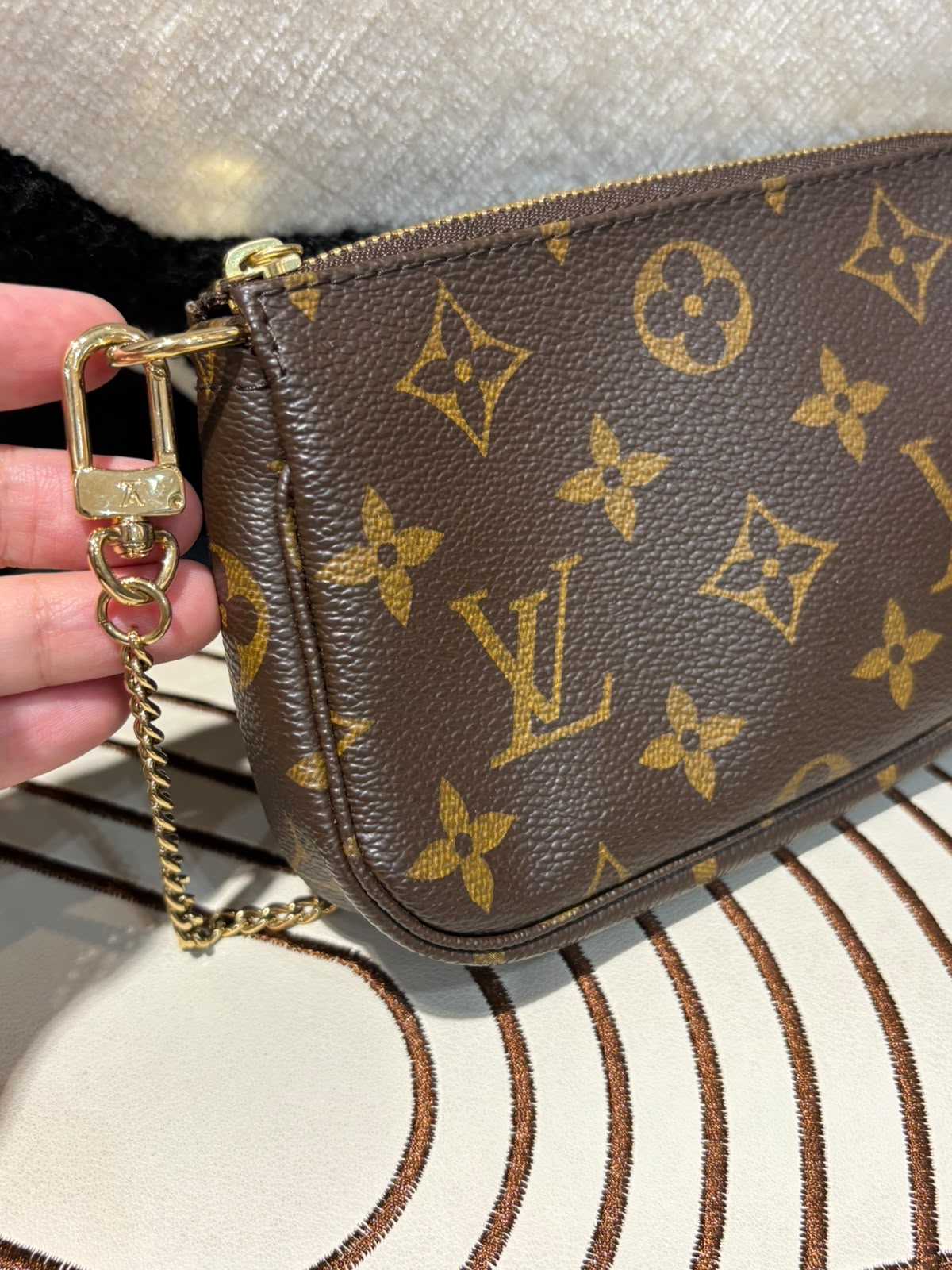 Lv mini pochette chain bag monogram ,100%AUTHENTIC, 98%new 