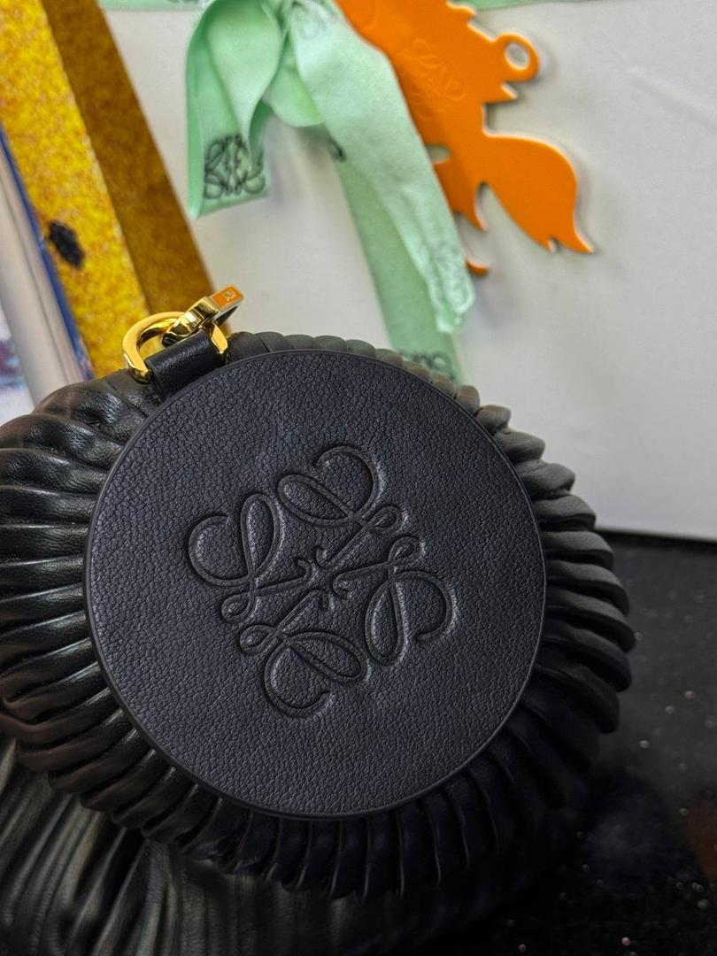 🎈褶皱羊皮手链包 ——【👉🏻黑色到货】 尺寸：𝟐𝟓-𝟏𝟎-𝟏𝟎𝐜𝐦 编码：062338 ✅采用褶皱纳帕小羊皮制成的管状小包，可转换为手链佩戴。 ✅两侧压印羊皮纹品牌大LOGO，配有🉑拆卸🉑调节的长肩带